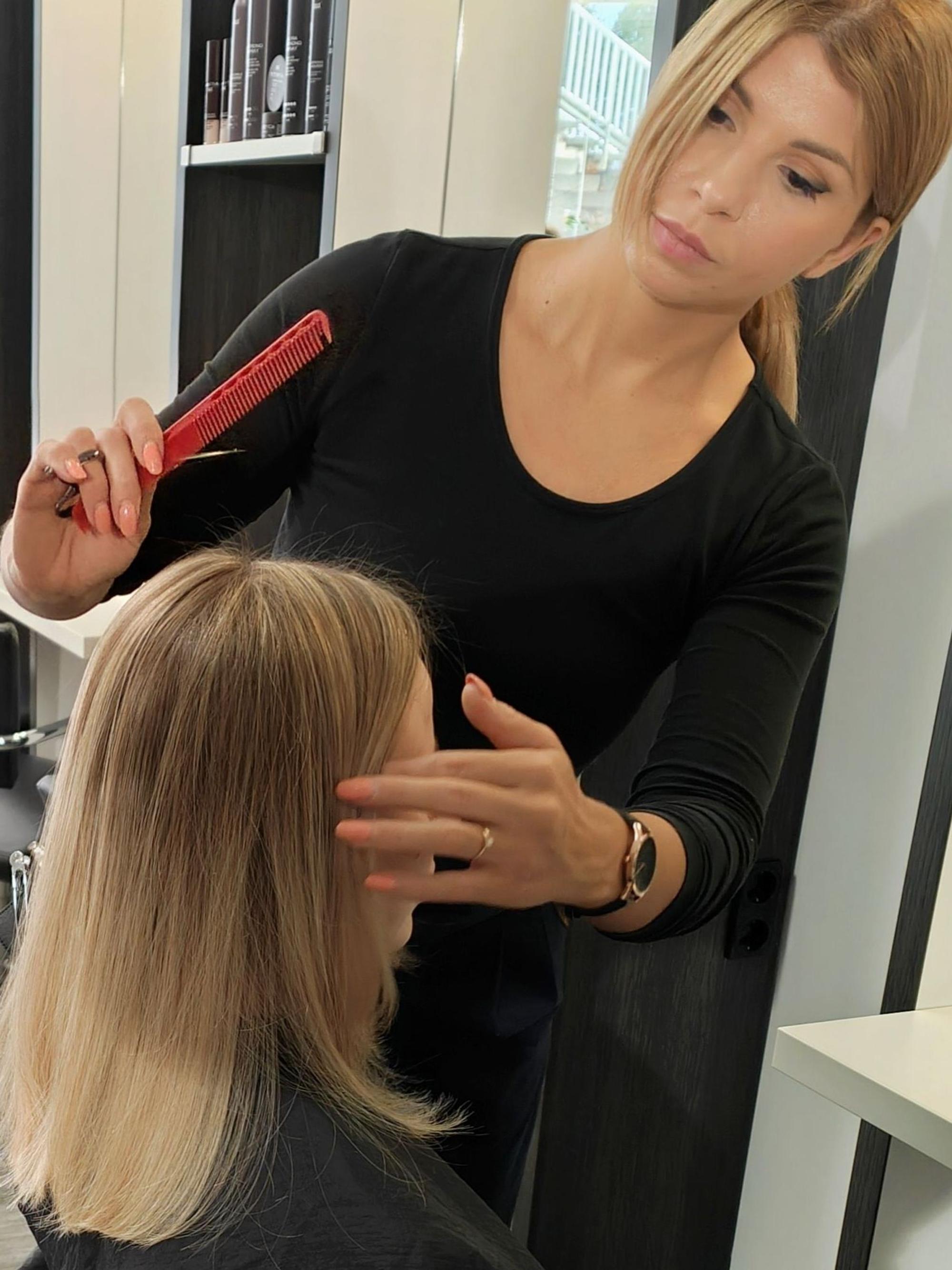 Eine Friseurin stylt eine Kundin