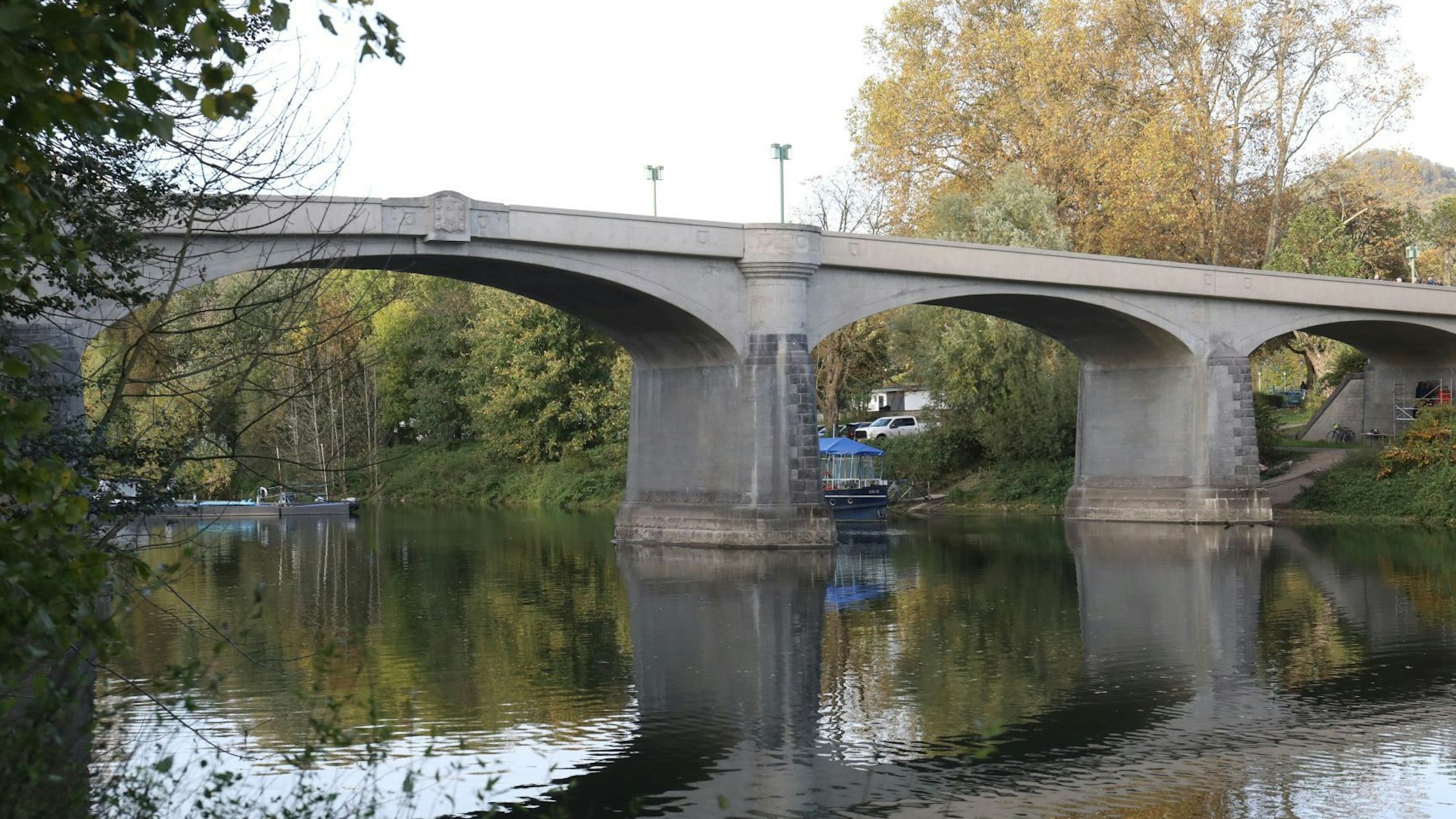 Eine Betonbrücke überspannt den alten Rheinarm an der Insel Grafenwerth,