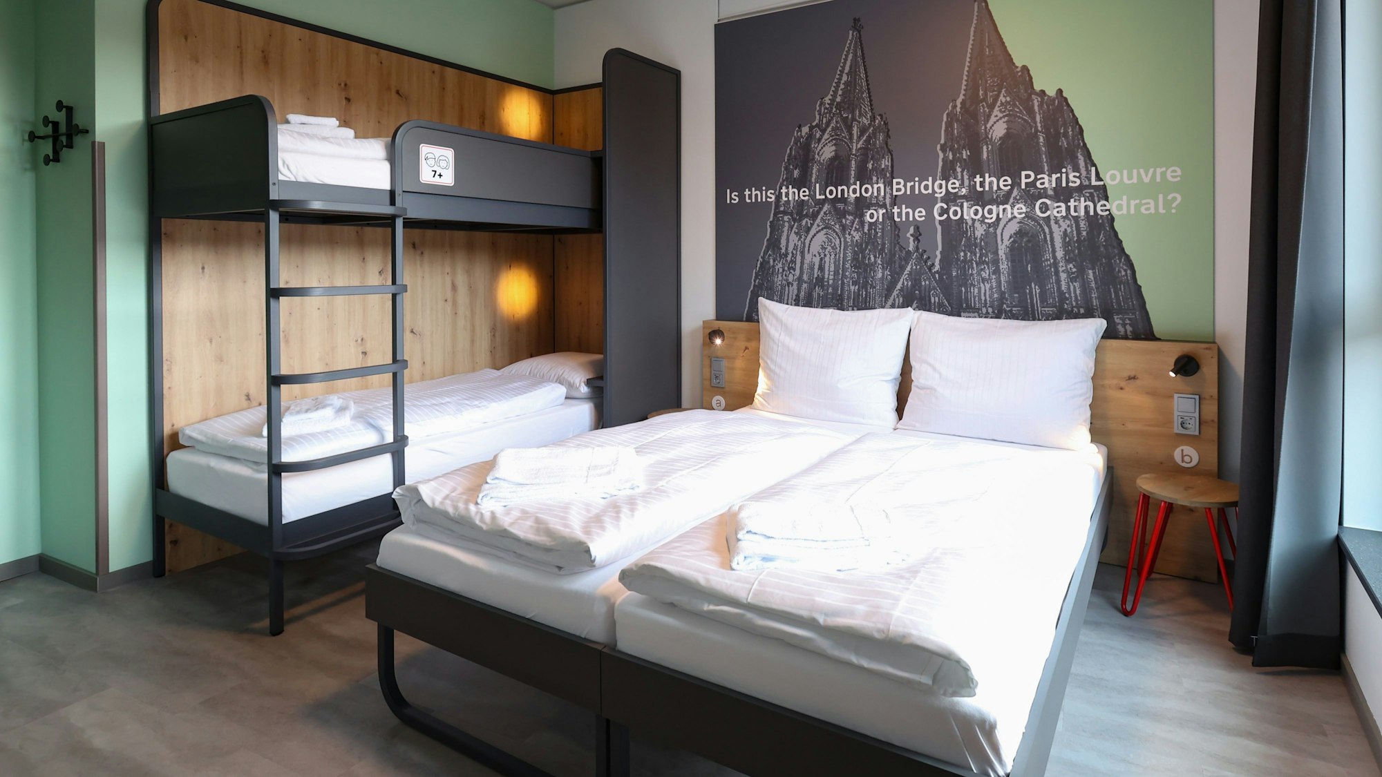 Zimmer mit einem Doppelbett und einem Stockbett