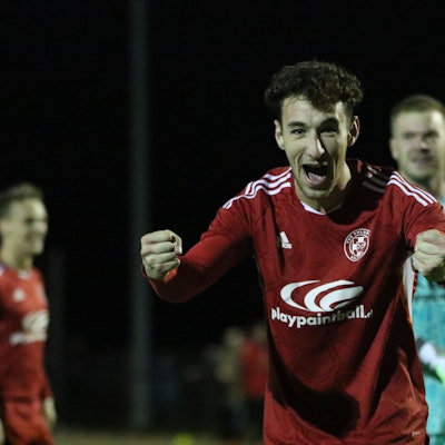 Zülpichs Luca Ohrem jubelt mit zwei geballten Fäusten in die Kamera.