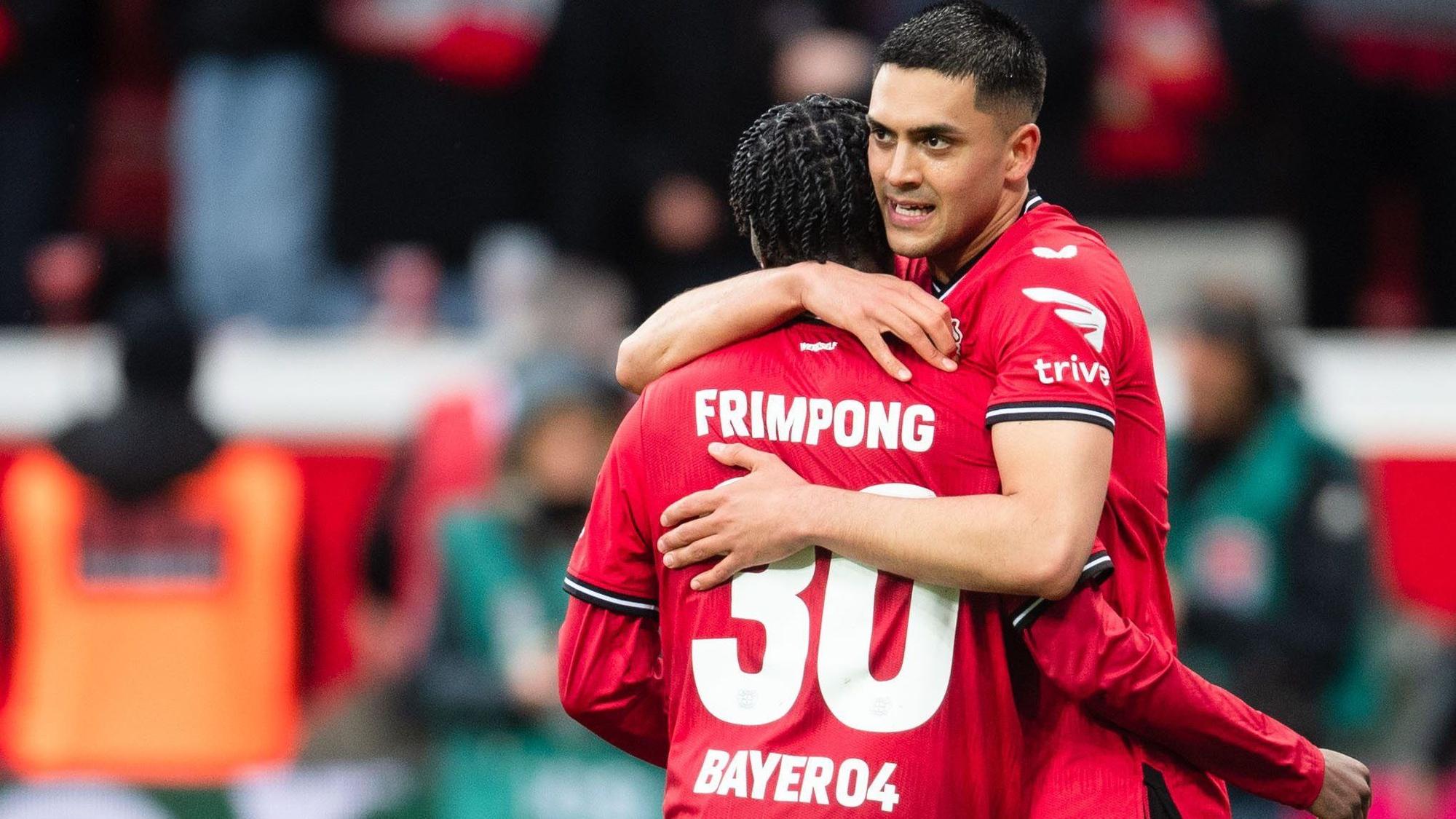 23.04.2023, Nordrhein-Westfalen, Leverkusen: Fußball: Bundesliga, Bayer Leverkusen - RB Leipzig, 29. Spieltag, BayArena. Leverkusens Torschütze Nadiem Amiri (r) und Jeremie Frimpong jubeln nach dem Treffer zum 2:0. Foto: Marius Becker/dpa - WICHTIGER HINWEIS: Gemäß den Vorgaben der DFL Deutsche Fußball Liga bzw. des DFB Deutscher Fußball-Bund ist es untersagt, in dem Stadion und/oder vom Spiel angefertigte Fotoaufnahmen in Form von Sequenzbildern und/oder videoähnlichen Fotostrecken zu verwerten bzw. verwerten zu lassen. +++ dpa-Bildfunk +++