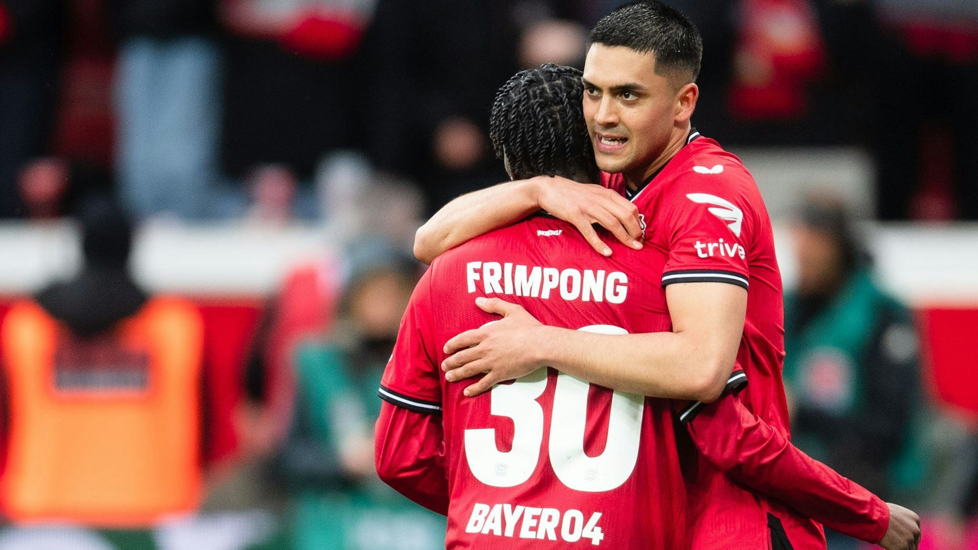 23.04.2023, Nordrhein-Westfalen, Leverkusen: Fußball: Bundesliga, Bayer Leverkusen - RB Leipzig, 29. Spieltag, BayArena. Leverkusens Torschütze Nadiem Amiri (r) und Jeremie Frimpong jubeln nach dem Treffer zum 2:0. Foto: Marius Becker/dpa - WICHTIGER HINWEIS: Gemäß den Vorgaben der DFL Deutsche Fußball Liga bzw. des DFB Deutscher Fußball-Bund ist es untersagt, in dem Stadion und/oder vom Spiel angefertigte Fotoaufnahmen in Form von Sequenzbildern und/oder videoähnlichen Fotostrecken zu verwerten bzw. verwerten zu lassen. +++ dpa-Bildfunk +++
