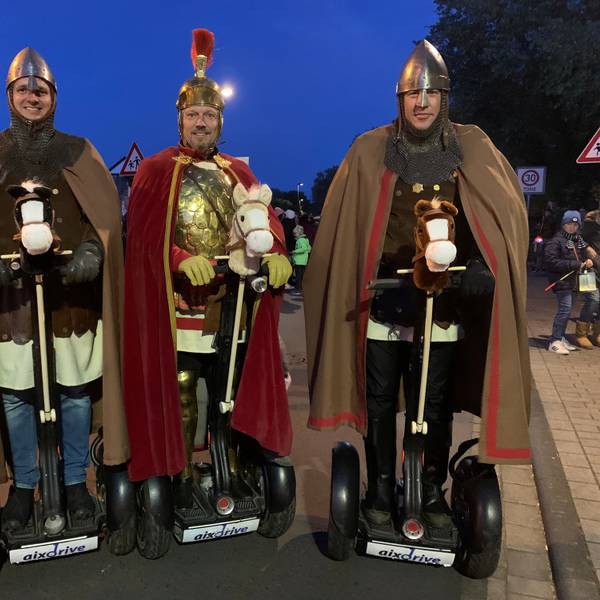 Das erste Mal ist Sankt Martin auf einem Segway unterwegs.