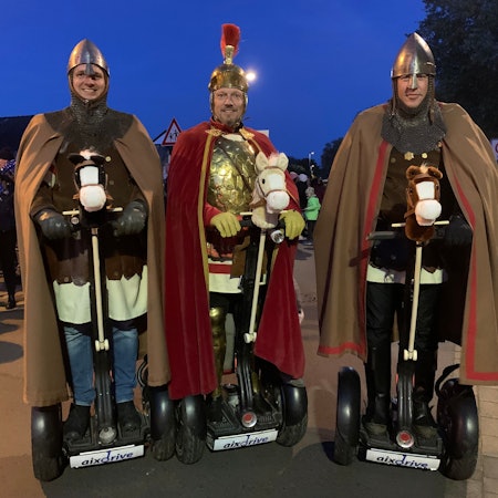 Das erste Mal ist Sankt Martin auf einem Segway unterwegs.