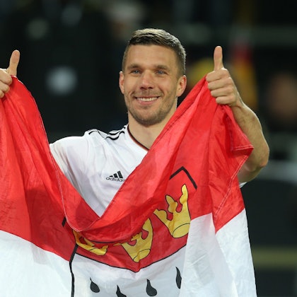 Lukas Podolski verabschiedet sich nach einem Spiel gegen England im Jahr 2017 von der Nationalmannschaft.