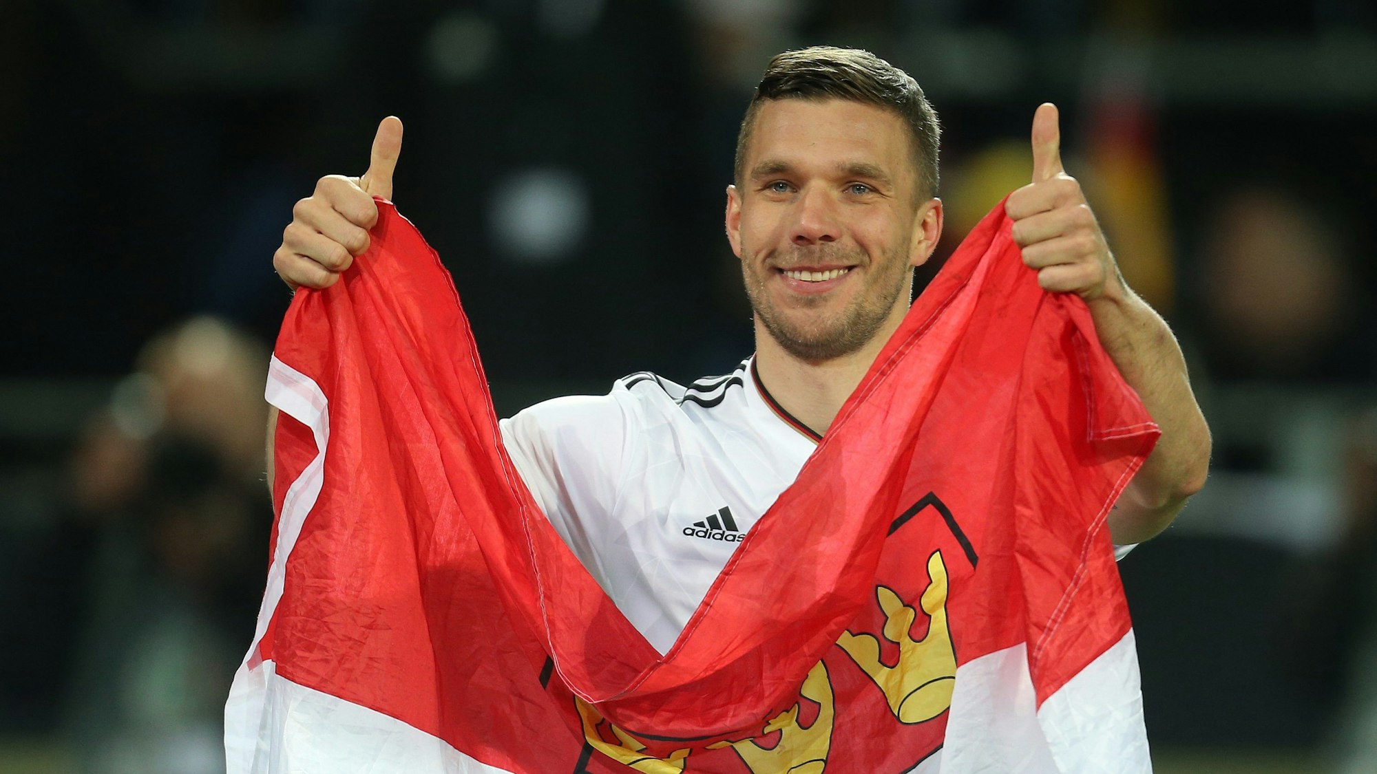 Lukas Podolski verabschiedet sich nach einem Spiel gegen England im Jahr 2017 von der Nationalmannschaft.