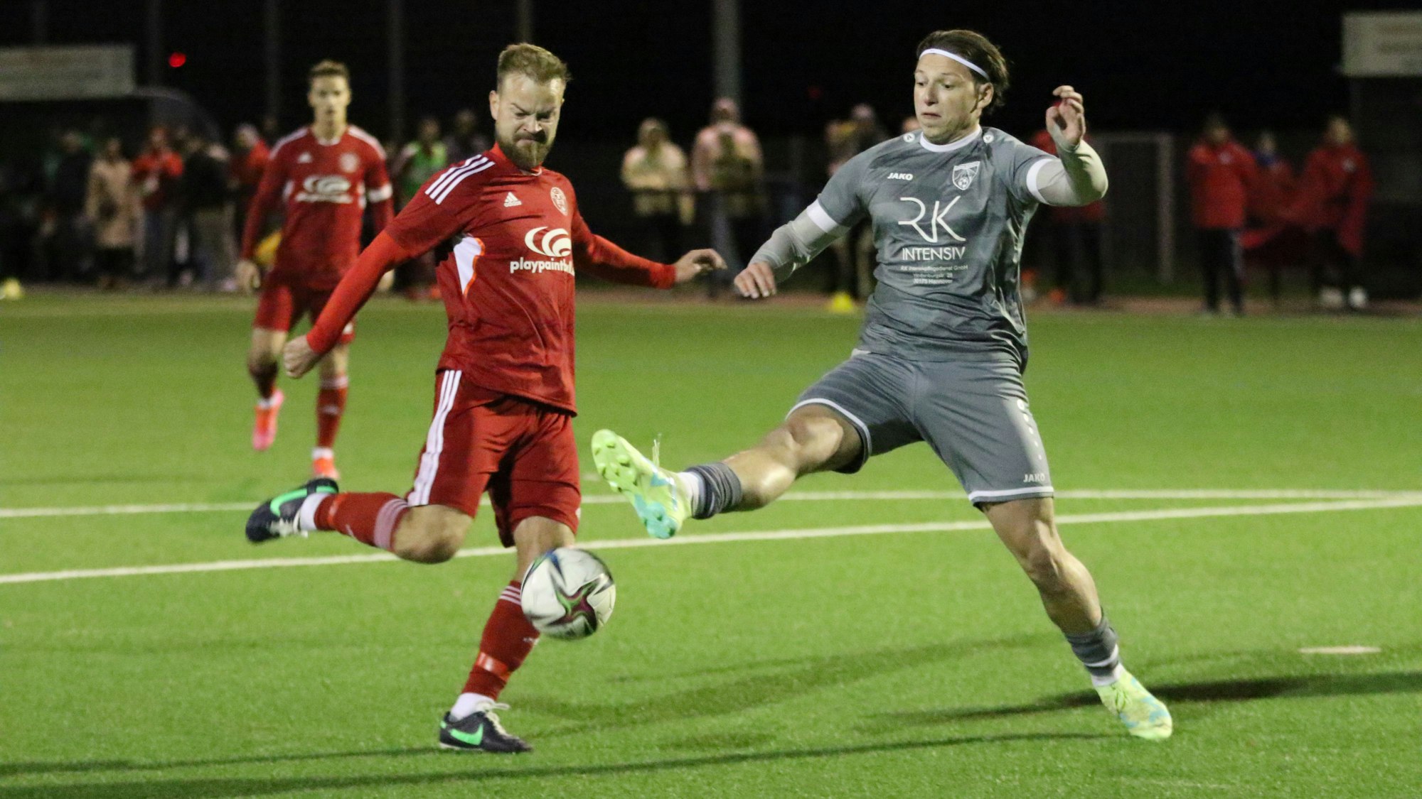 Zülpichs Benjamin Wiedenau schießt, ein Gegner von Hilfarth versucht das mit gestrecktem Bein zu verhindern.