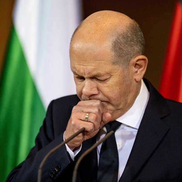 Bundeskanzler Olaf Scholz (SPD) hustet bei einer Pressekonferenz im Bundeskanzleramt.