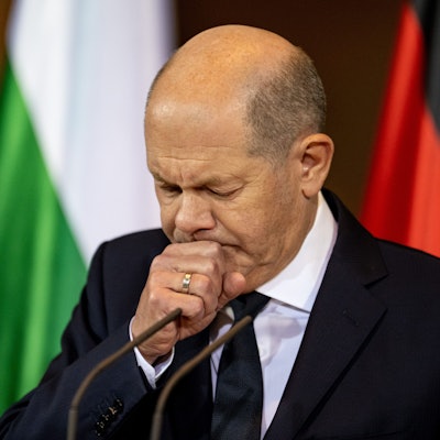 Bundeskanzler Olaf Scholz (SPD) hustet bei einer Pressekonferenz im Bundeskanzleramt.