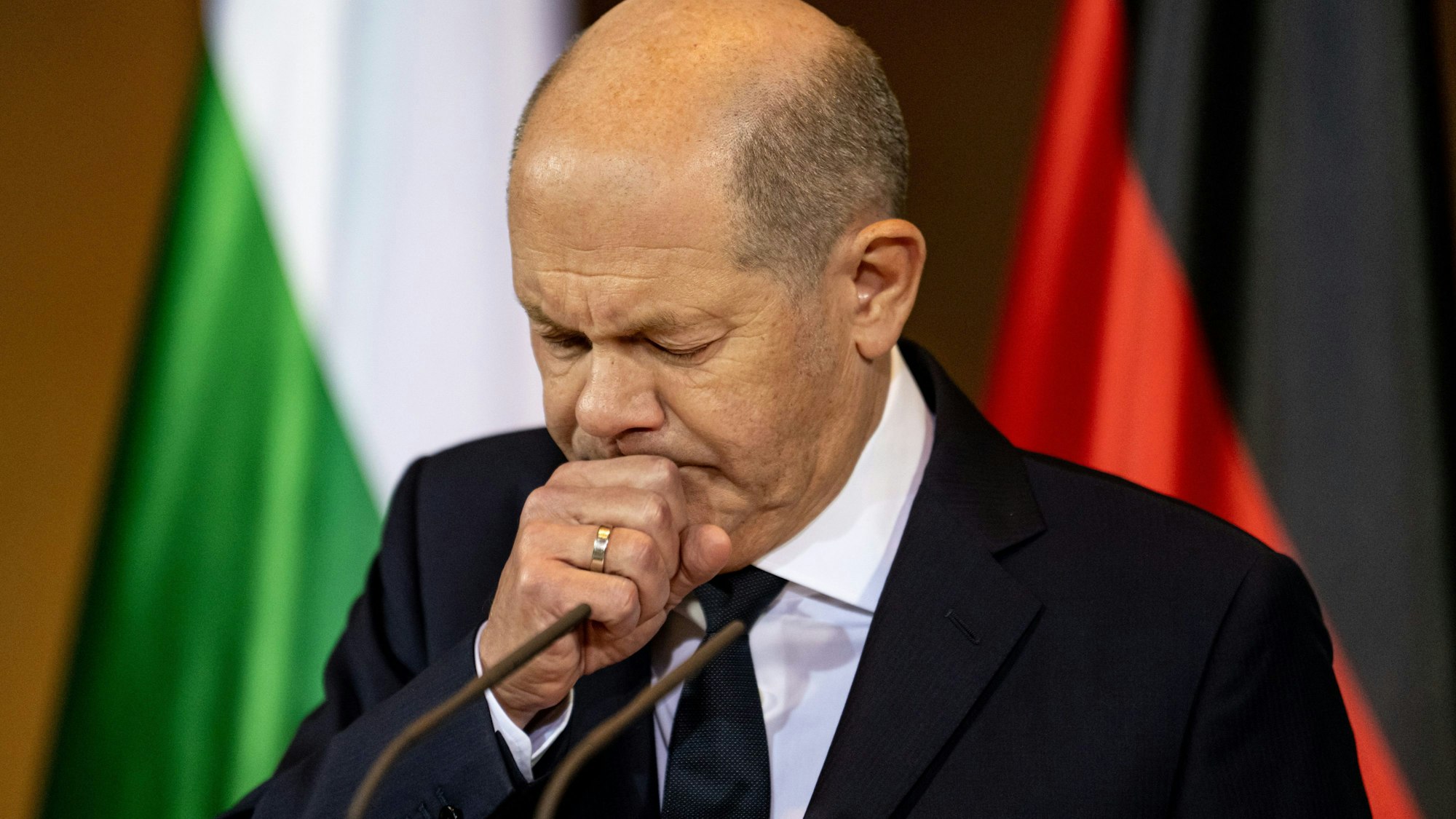 Bundeskanzler Olaf Scholz (SPD) hustet bei einer Pressekonferenz im Bundeskanzleramt.