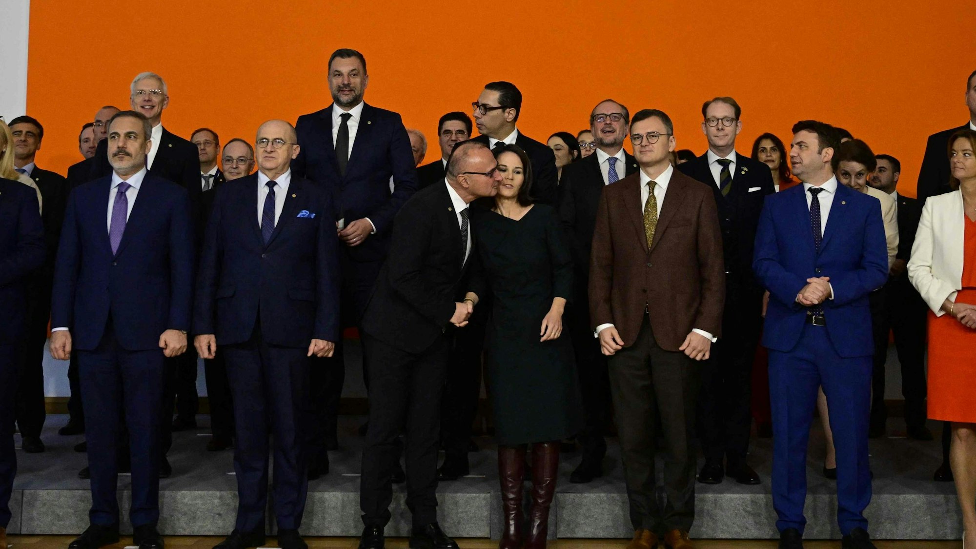 Treffen europäischer Minister am Donnerstag: Beim Gruppenfoto versuchte Kroatiens Außenminister Gordan Grlic-Radman die deutsche Amtskollegin Annalena Baerbock zu küssen.