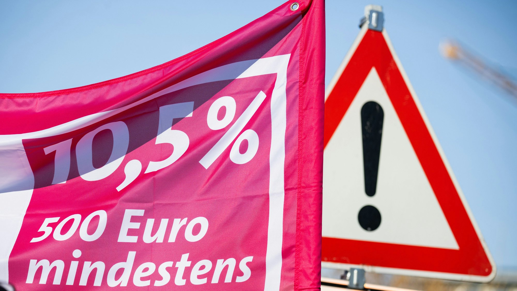 ARCHIV - 09.02.2023, Hessen, Fulda: Die Forderung „10,5 % 500 Euro mindestens“ steht während eines Warnstreiks von Beschäftigten im öffentlichen Dienst auf einem Banner.