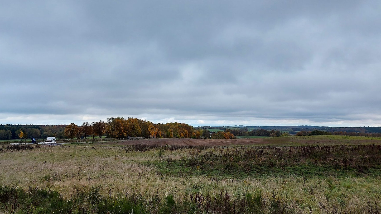 Das Bild zeigt die brache Fläche, auf der das Gewerbegebiet erweitert werden soll.