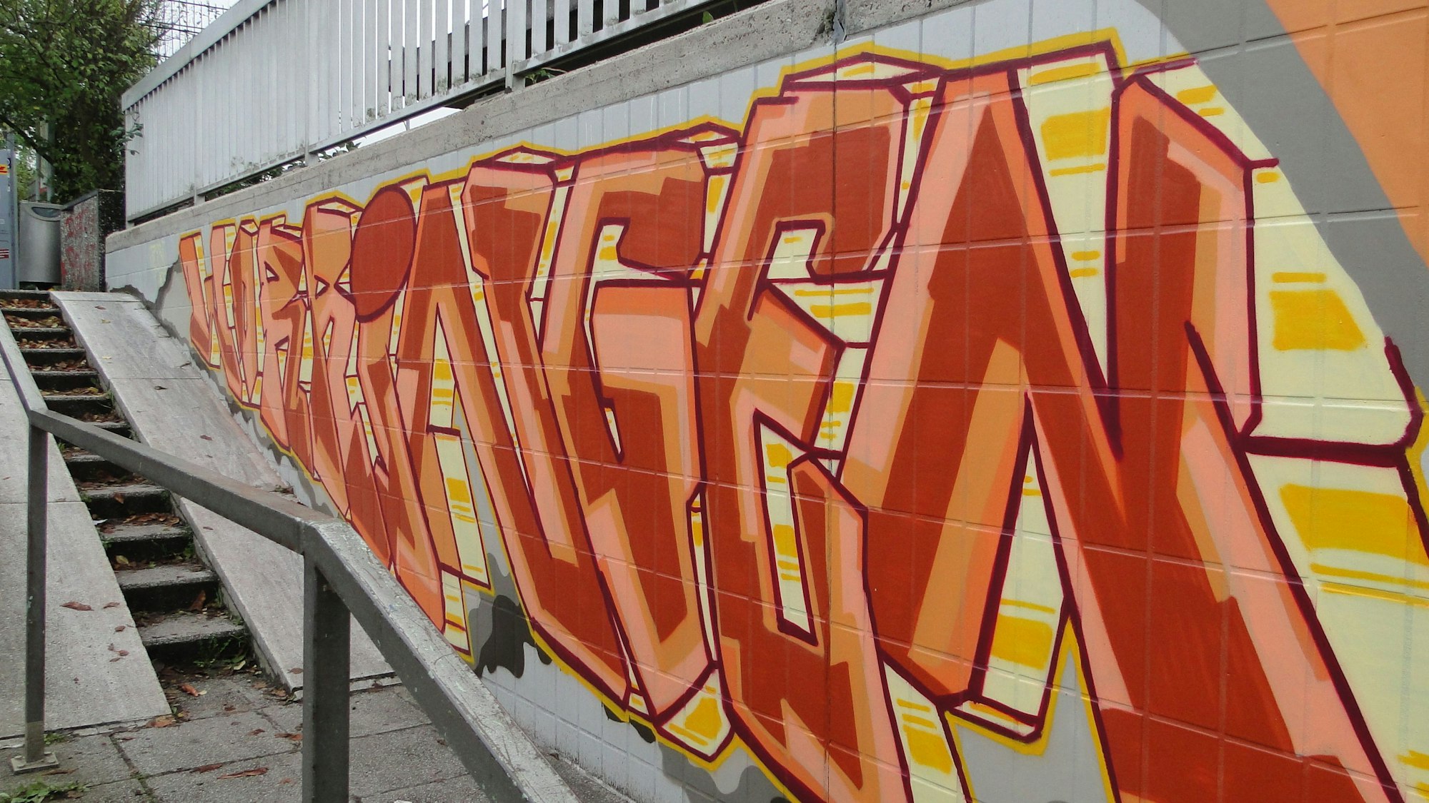 Durch die Wandbemalung wirkt die Unterführung deutlich einladender und freundlicher.