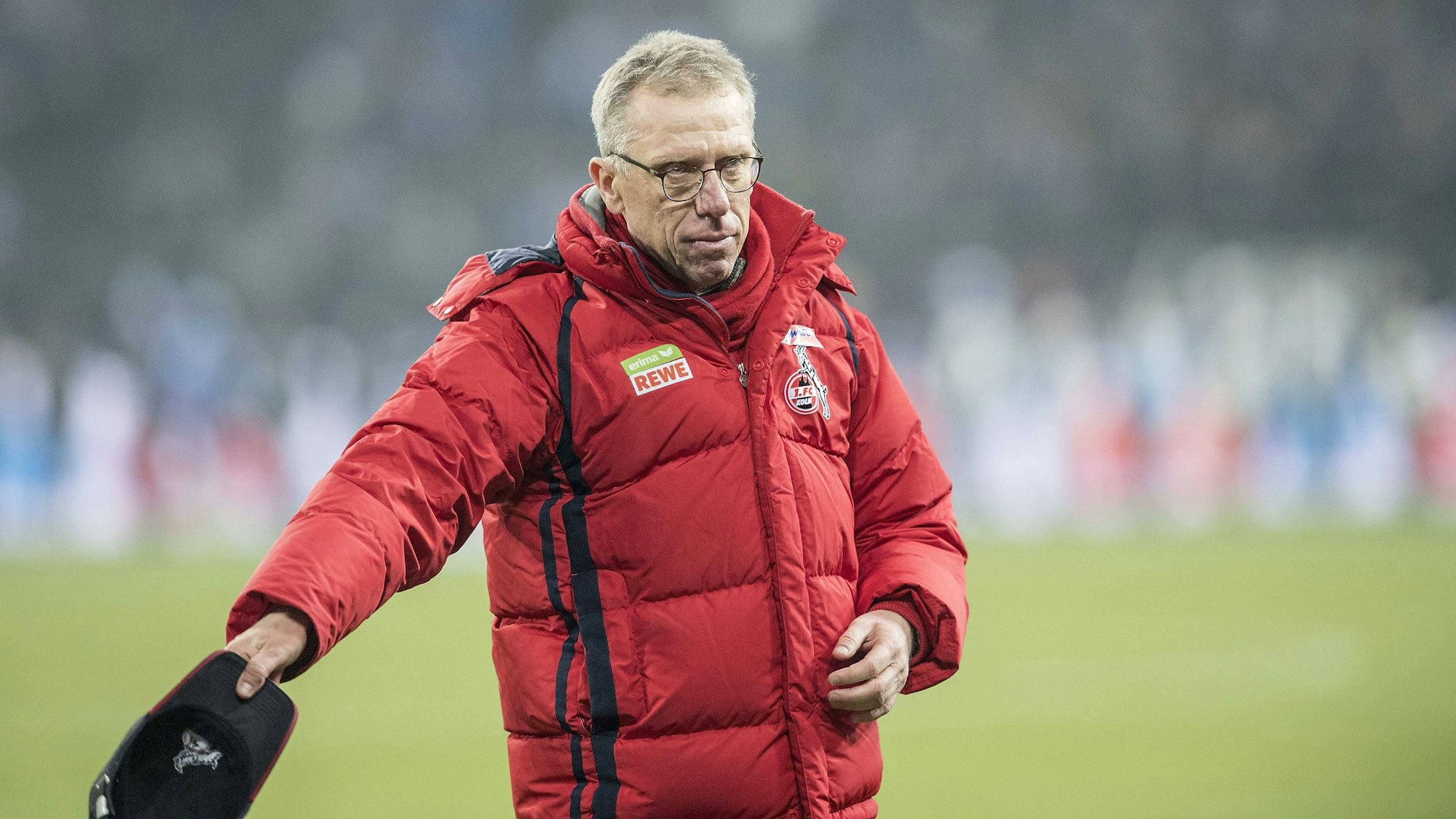 Peter Stöger zog nach dem 2:2 auf Schalke am 2. Dezember 2017 seinen Hut vor den FC-Fans und nahm damit Abschied. Die Klubspitze hatte er zu diesem Zeitpunkt noch nicht informiert.
