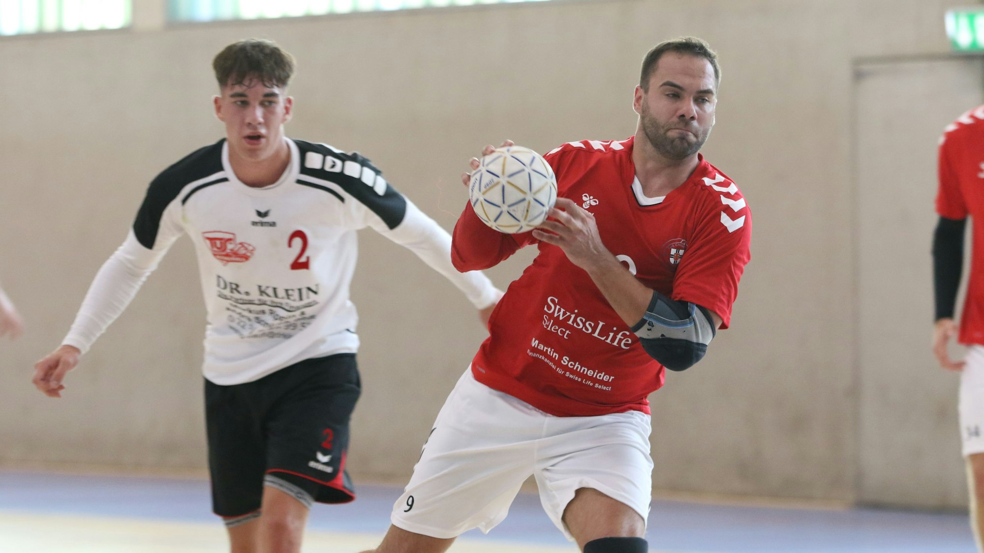 Zülpichs Dennis Schüller setzt zum Wurf an, der Gegenspieler schaut zu.