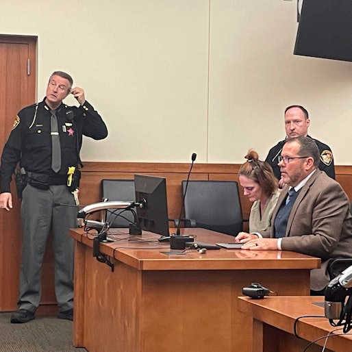 Rebecca Auborn, die angeklagt ist, vier Männer getötet zu haben, indem sie sie mit Drogen betäubte, um ihr Eigentum zu stehlen, sitzt am Montag, 30. Oktober 2023, neben ihrem Anwalt Mark Hunt in einem Gerichtssaal in Franklin County, Columbus, Ohio.