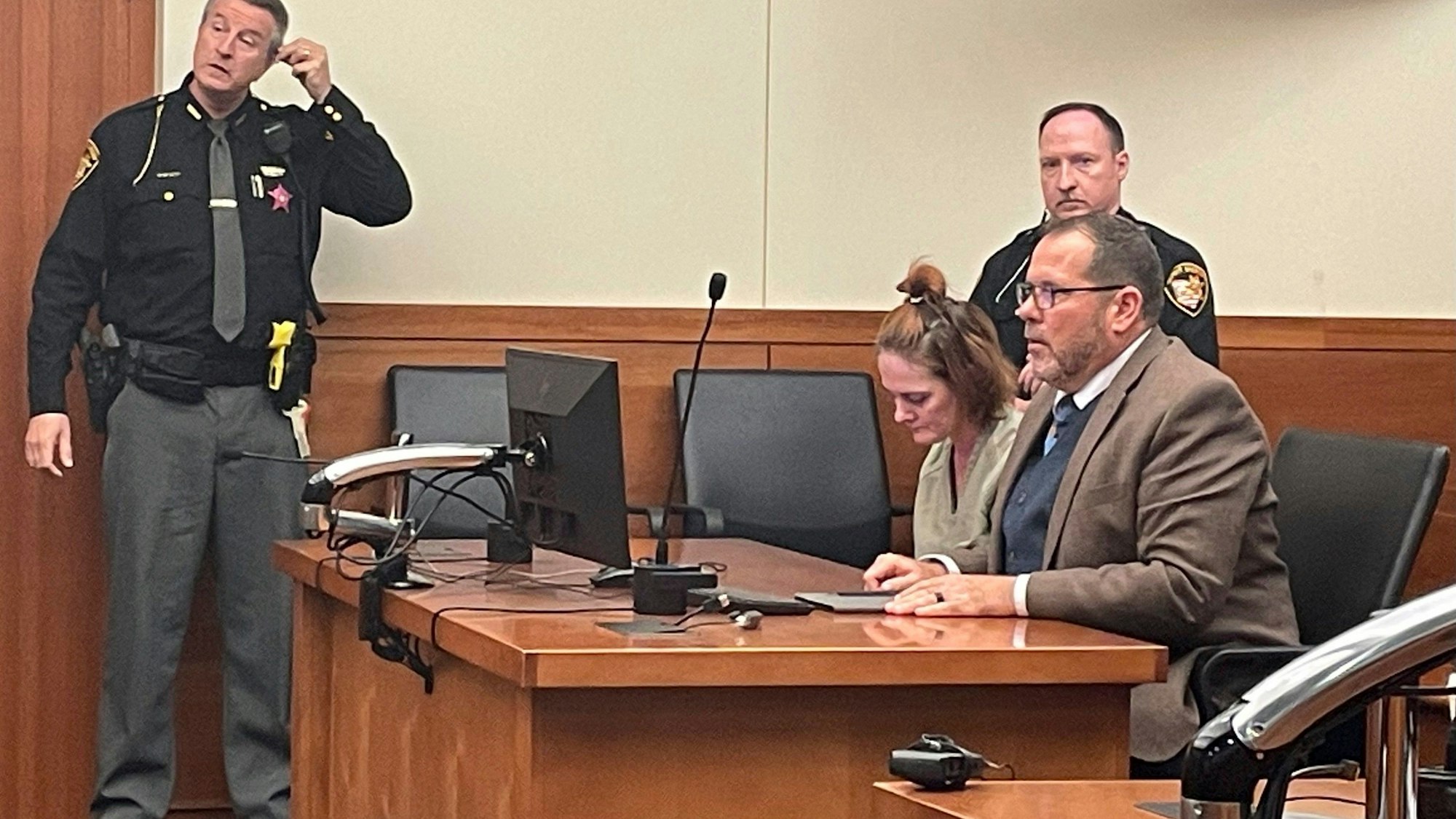 Rebecca Auborn, die angeklagt ist, vier Männer getötet zu haben, indem sie sie mit Drogen betäubte, um ihr Eigentum zu stehlen, sitzt am Montag, 30. Oktober 2023, neben ihrem Anwalt Mark Hunt in einem Gerichtssaal in Franklin County, Columbus, Ohio.