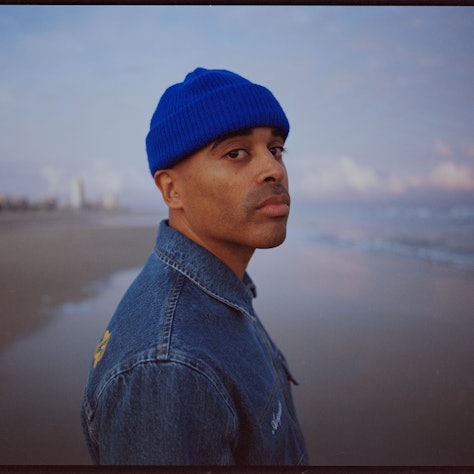 Ein Porträt des Reggae-Musikers Patrice am Strand.