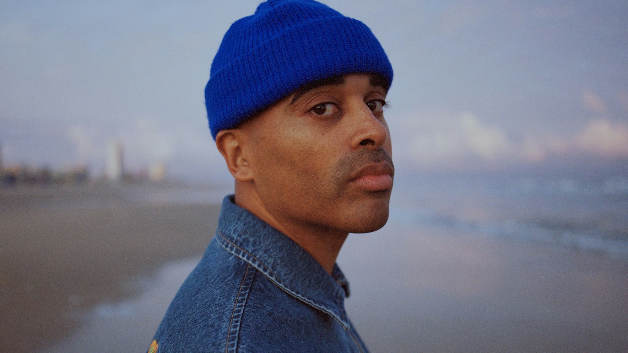 Ein Porträt des Reggae-Musikers Patrice am Strand.