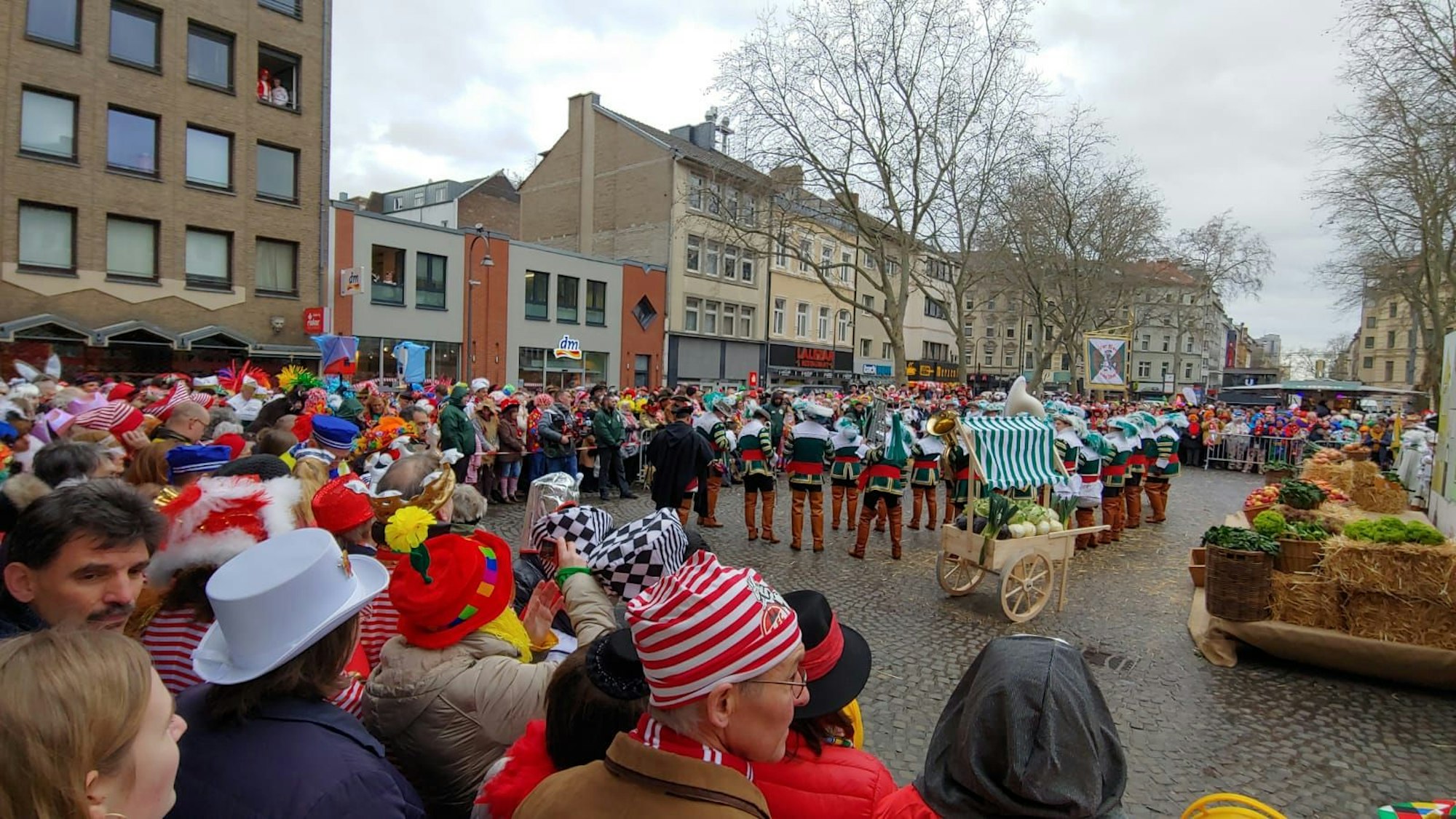 Am Chlodwigplatz sammeln sich hunderte Jecken.