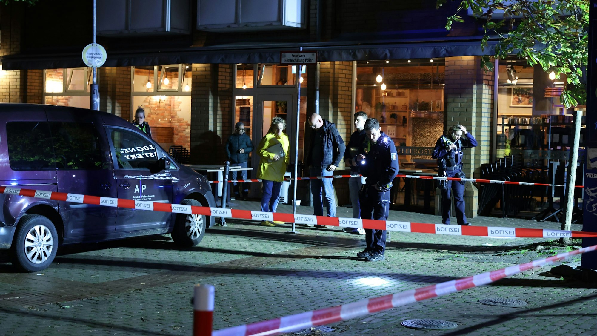Ermittler der Polizei untersuchen den Tatort in Ehrenfeld am Donnerstagabend.