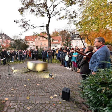 Gedenken an die Opfer der Reichspogromnacht im Park der Villa Zanders