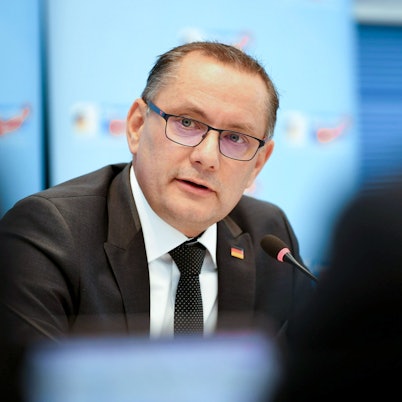 Tino Chrupalla, AfD-Bundesvorsitzender und Fraktionsvorsitzender der AfD, äußert sich am Rande einer Pressekonferenz zu dem Vorfall in Ingolstadt.