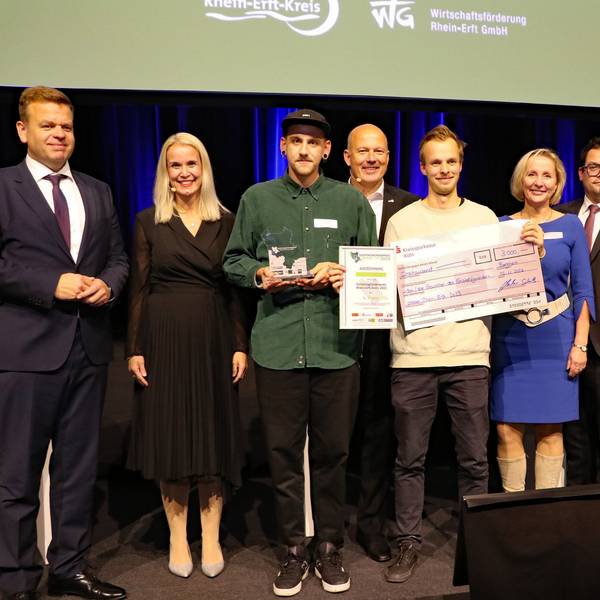Auf dem Foto sind unter anderem die Gründer des Unternehmens „Hydrofarm“, Timo und Lukas Scholz, zu sehen.