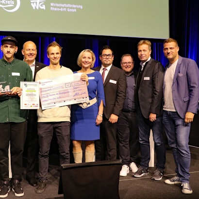 Auf dem Foto sind unter anderem die Gründer des Unternehmens „Hydrofarm“, Timo und Lukas Scholz, zu sehen.