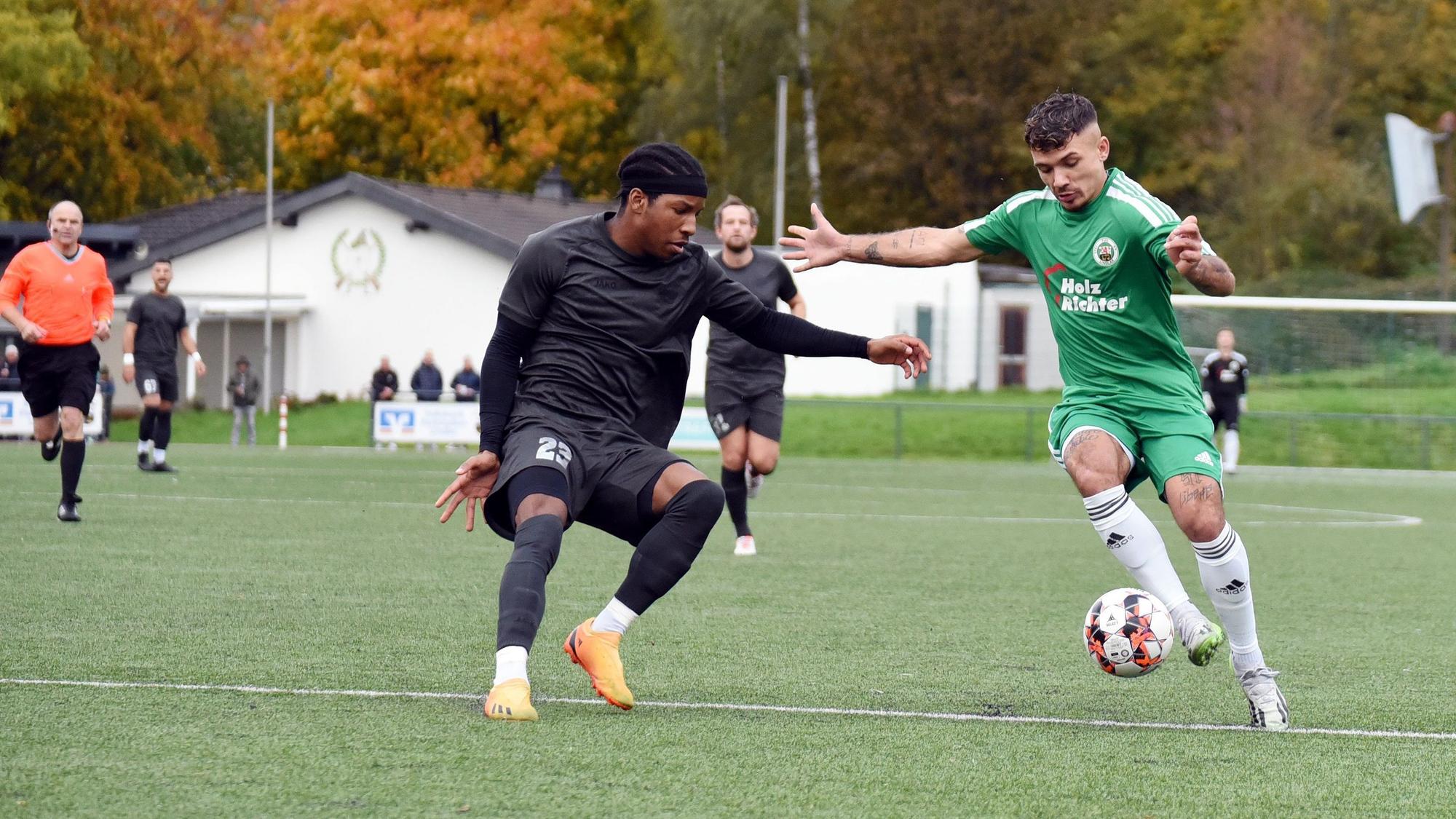 Zweikampf zwischen zwei Fußballern