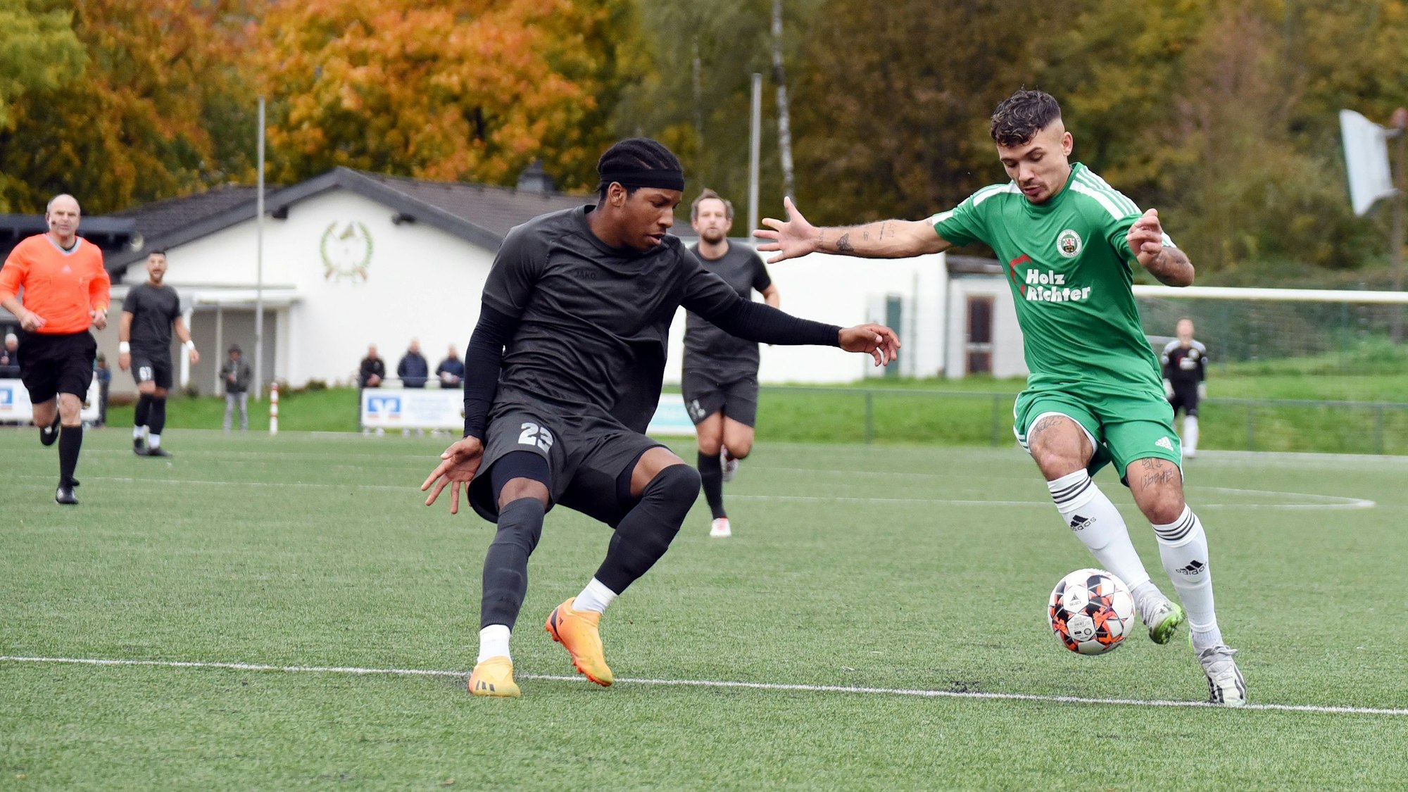Zweikampf zwischen zwei Fußballern