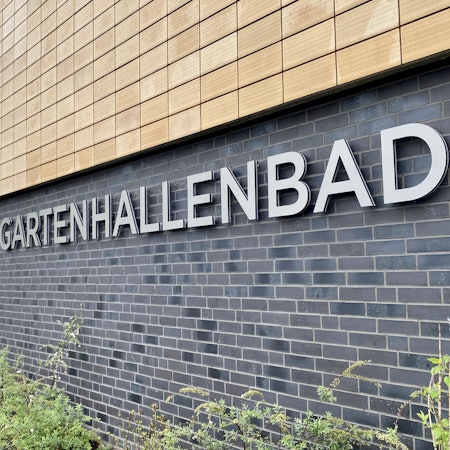 Das Foto zeigt das Gartenhallenbad Wesseling von außen.