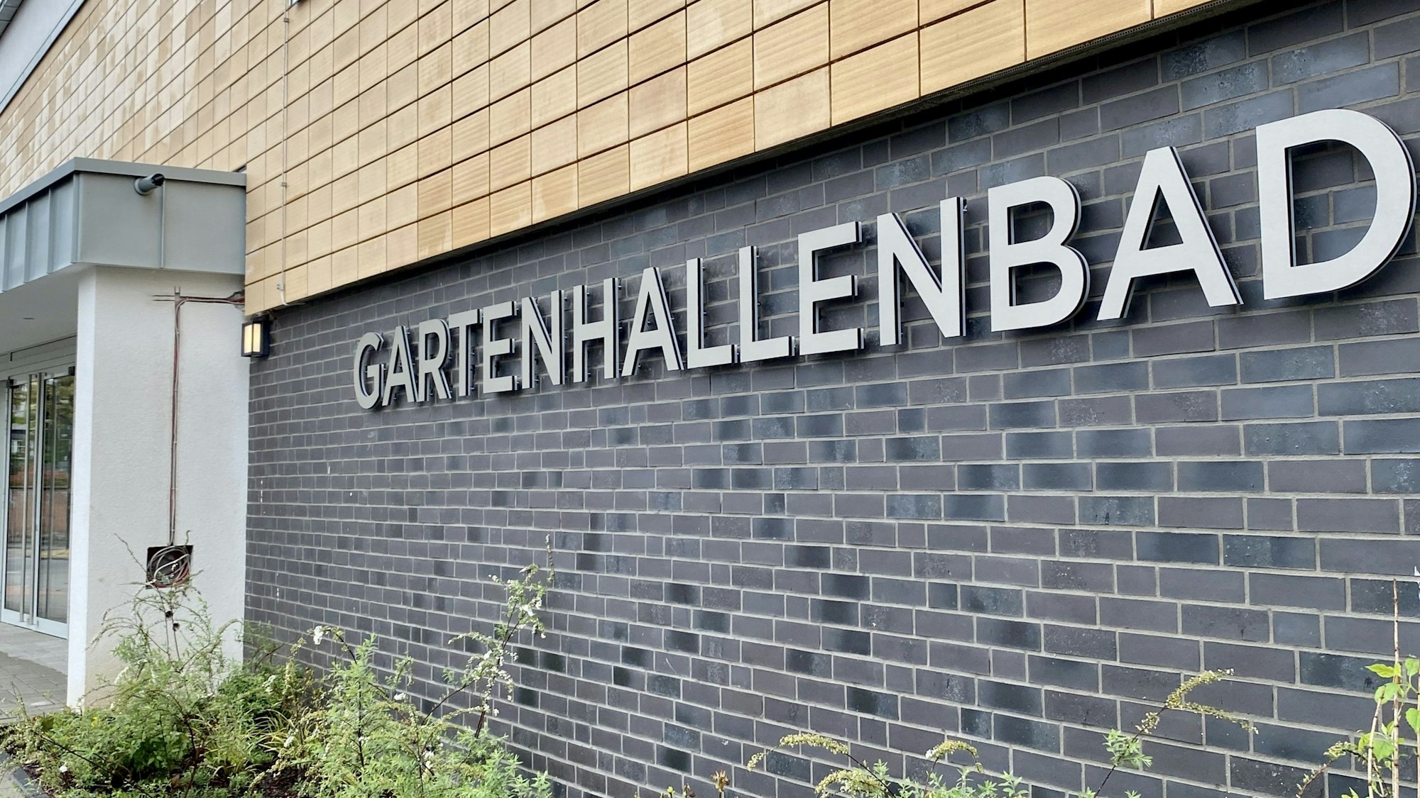 Das Foto zeigt das Gartenhallenbad Wesseling von außen.