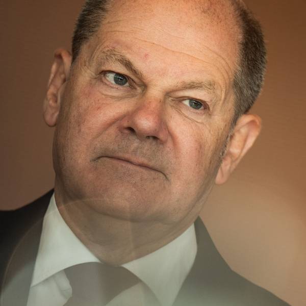 Nahaufnahme des Gesichts von Bundeskanzler Olaf Scholz (SPD) mit Linseneffekt am unteren Bildrand