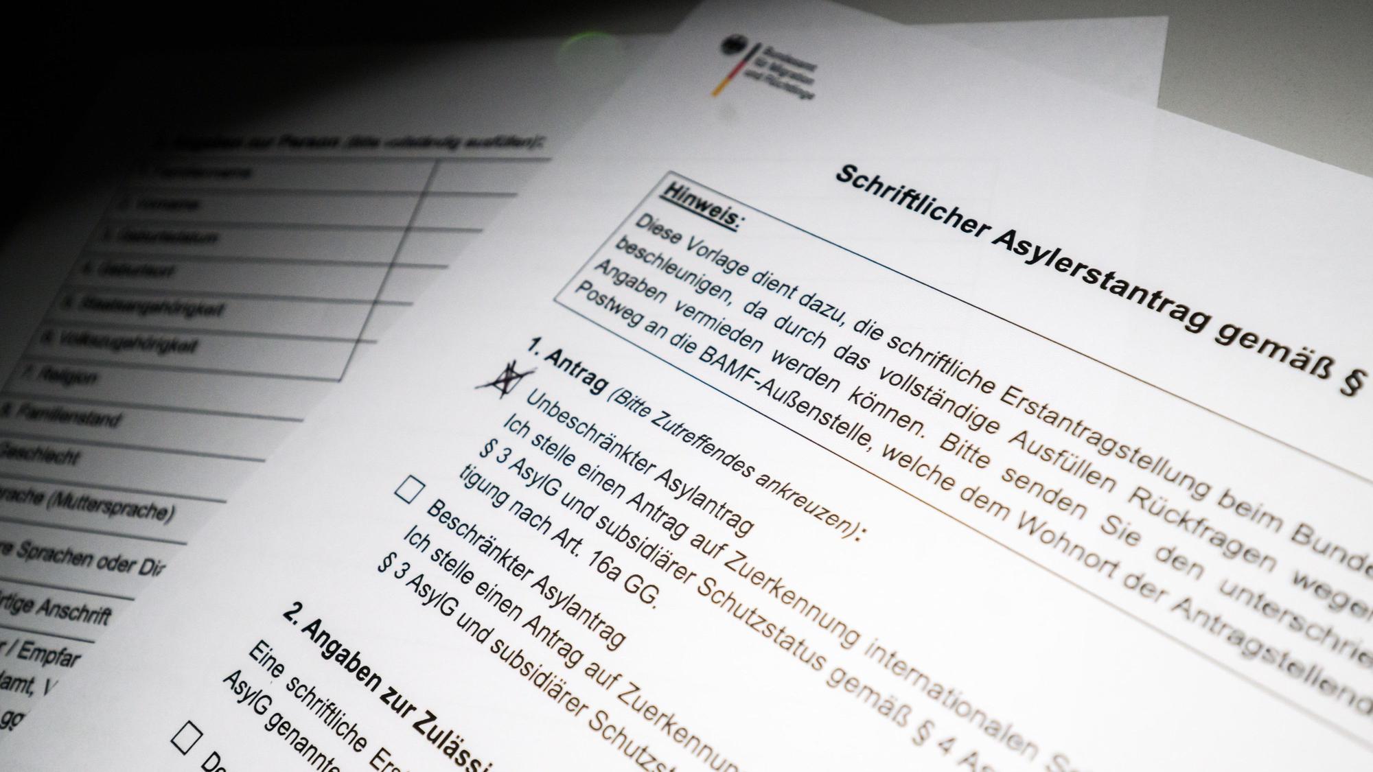 Ein schriftlicher Asylerstantrag des Bundesamt für Migration und Flüchtlinge (BAMF) liegt auf einem Tisch (gestellte Szene). (Archivbild)