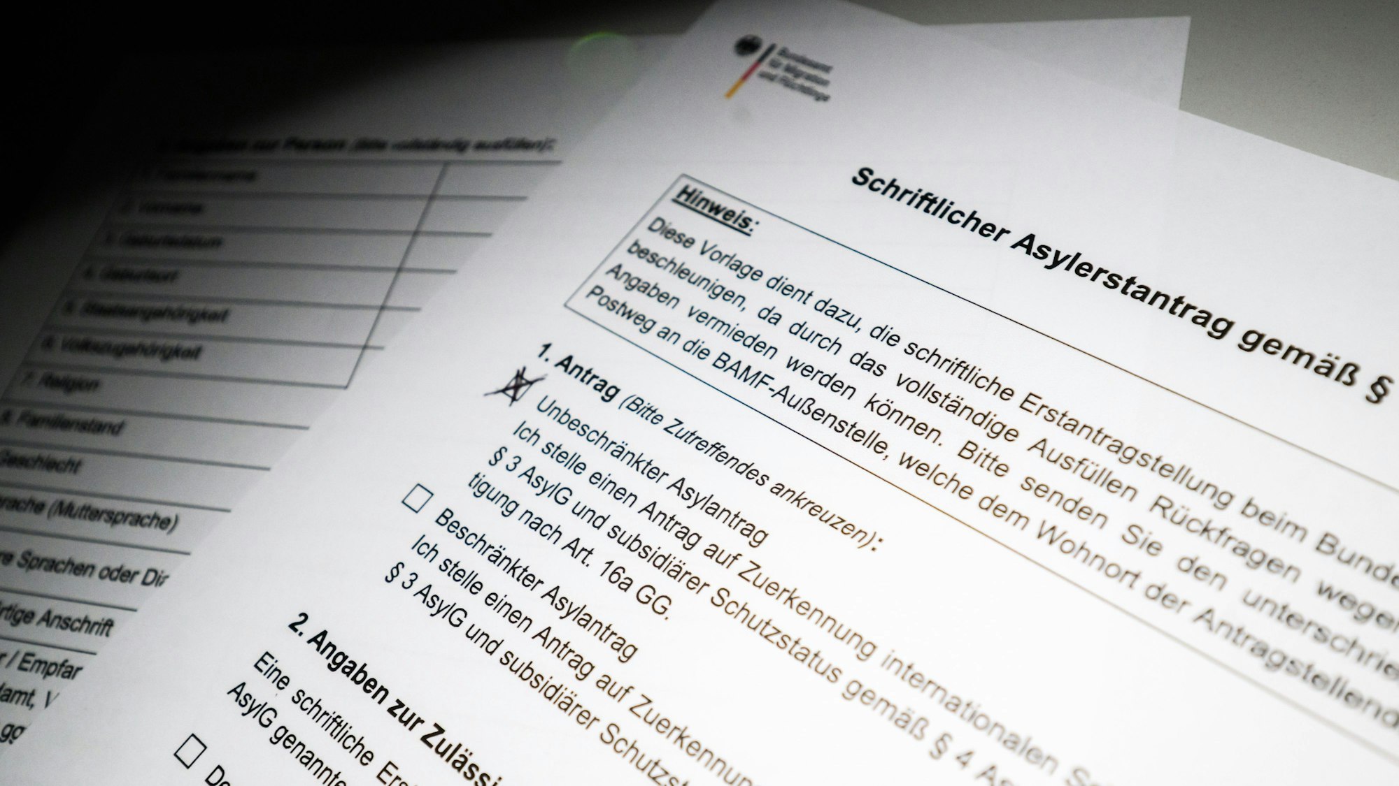 Ein schriftlicher Asylerstantrag des Bundesamt für Migration und Flüchtlinge (BAMF) liegt auf einem Tisch (gestellte Szene). (Archivbild)