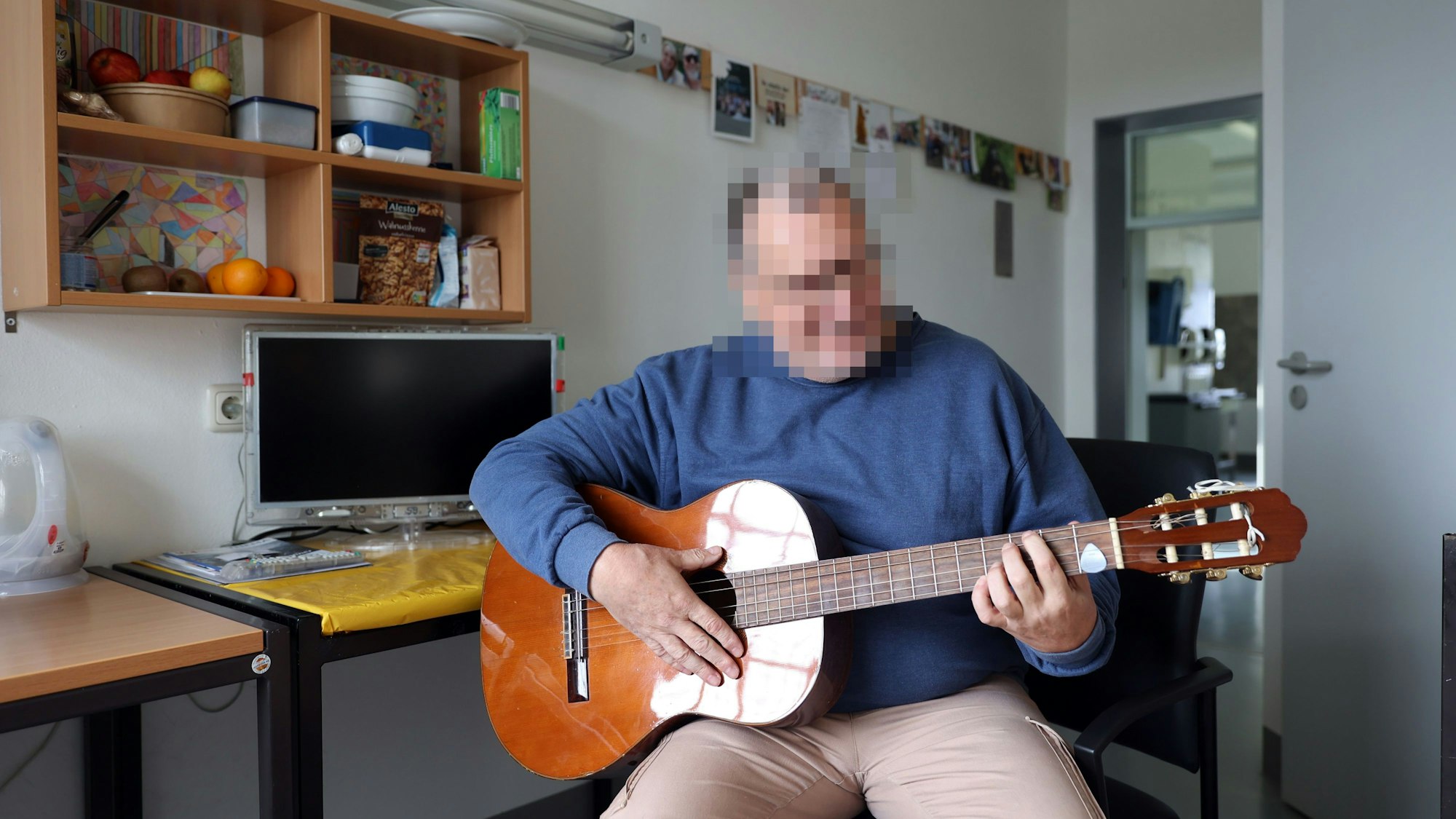 27.10.2023
Köln:
Reportage aus der JVA Rheinbach: Wie leben betagte Häftlinge in NRW-Gefängnissen. 
Abteilung für lebensältere Inhaftierte
Anton H., Häftling in seiner offenen Zelle
Foto: Martina Goyert