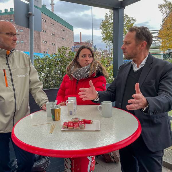 Wollen Zukunftssicherheit für den Standort Leverkusen: Oberbürgermeister Uwe Richrath (r.), Frank Hyldmar, CEO Currenta (l.), und Ina Melches, Bezirksleiterin Leverkusen IGBCE.