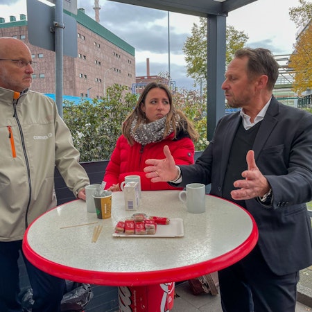 Wollen Zukunftssicherheit für den Standort Leverkusen: Oberbürgermeister Uwe Richrath (r.), Frank Hyldmar, CEO Currenta (l.), und Ina Melches, Bezirksleiterin Leverkusen IGBCE.
