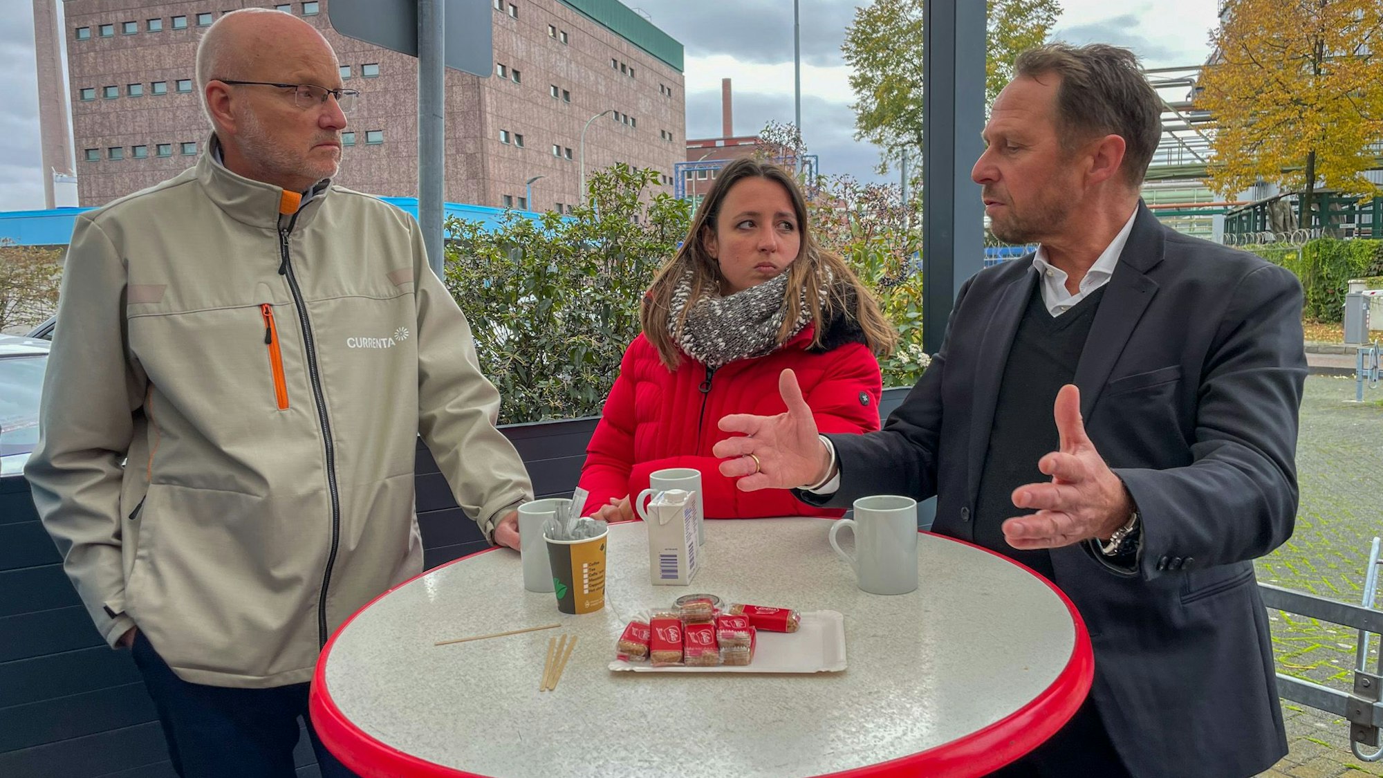 Wollen Zukunftssicherheit für den Standort Leverkusen: Oberbürgermeister Uwe Richrath (r.), Frank Hyldmar, CEO Currenta (l.), und Ina Melches, Bezirksleiterin Leverkusen IGBCE.