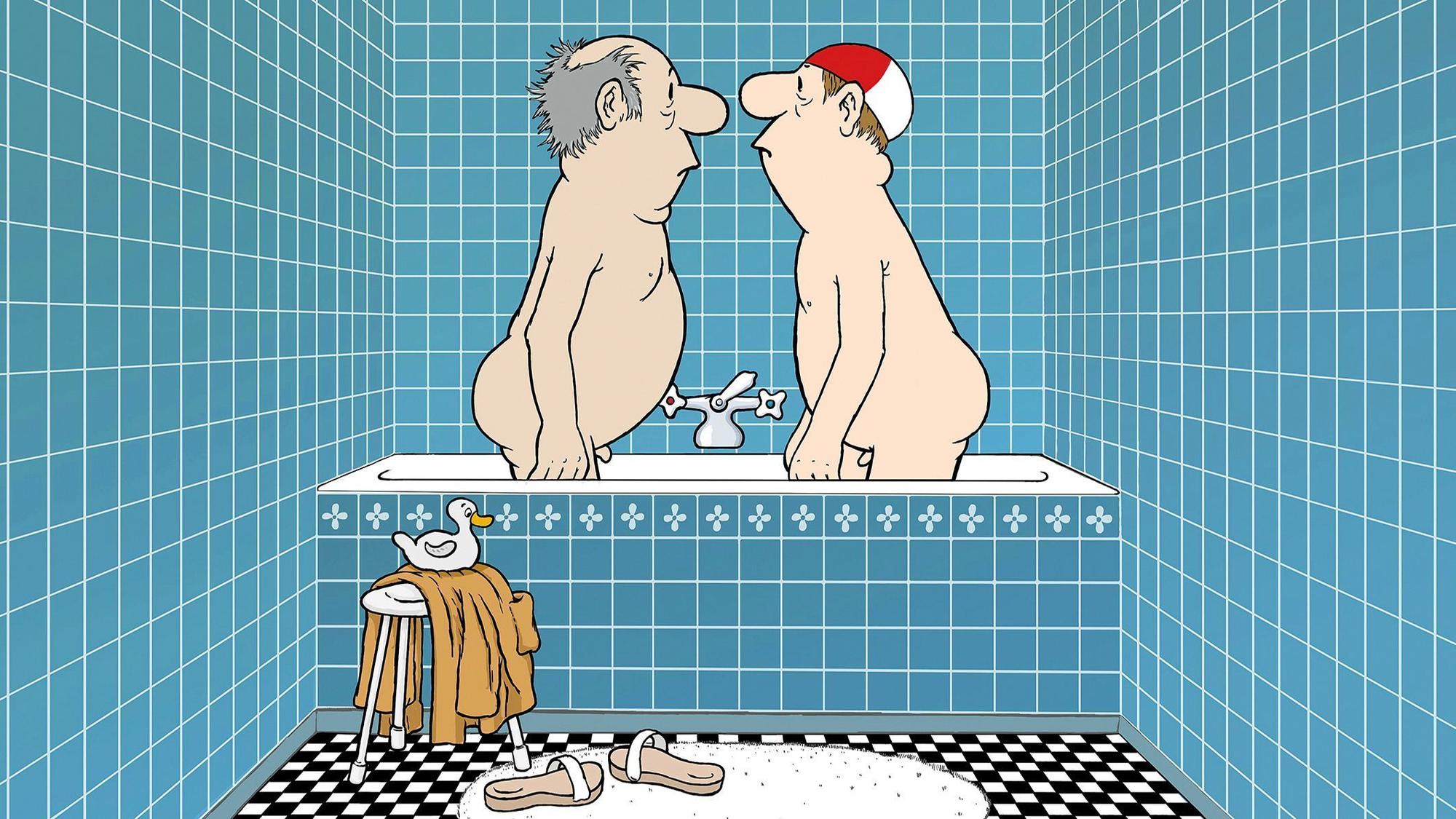 Zwei nackte Männer stehen sich in einer Badewanne gegenüber.