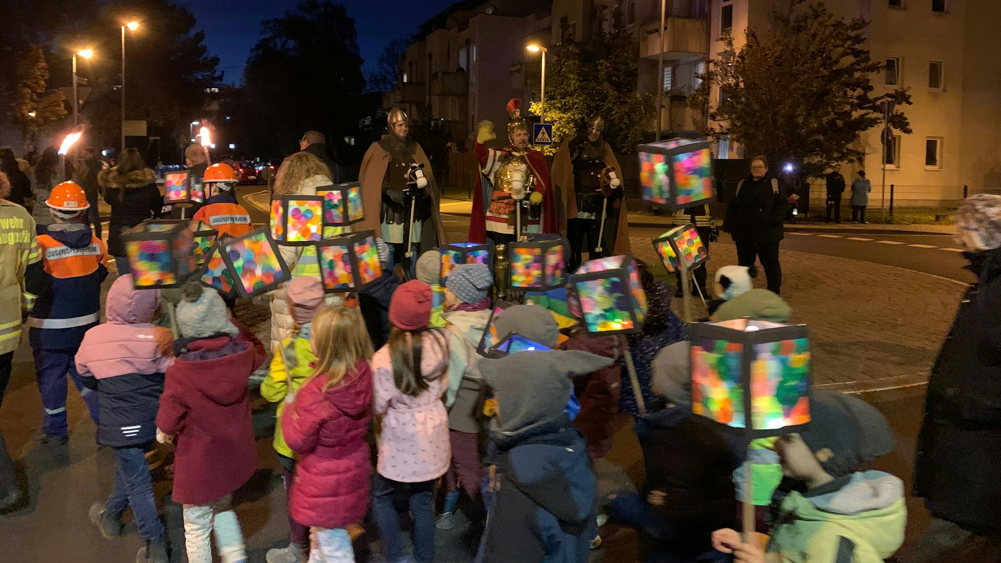 Kinder mit Laternen zogen an Sankt Martin und seinen beiden Knappen vorbei.