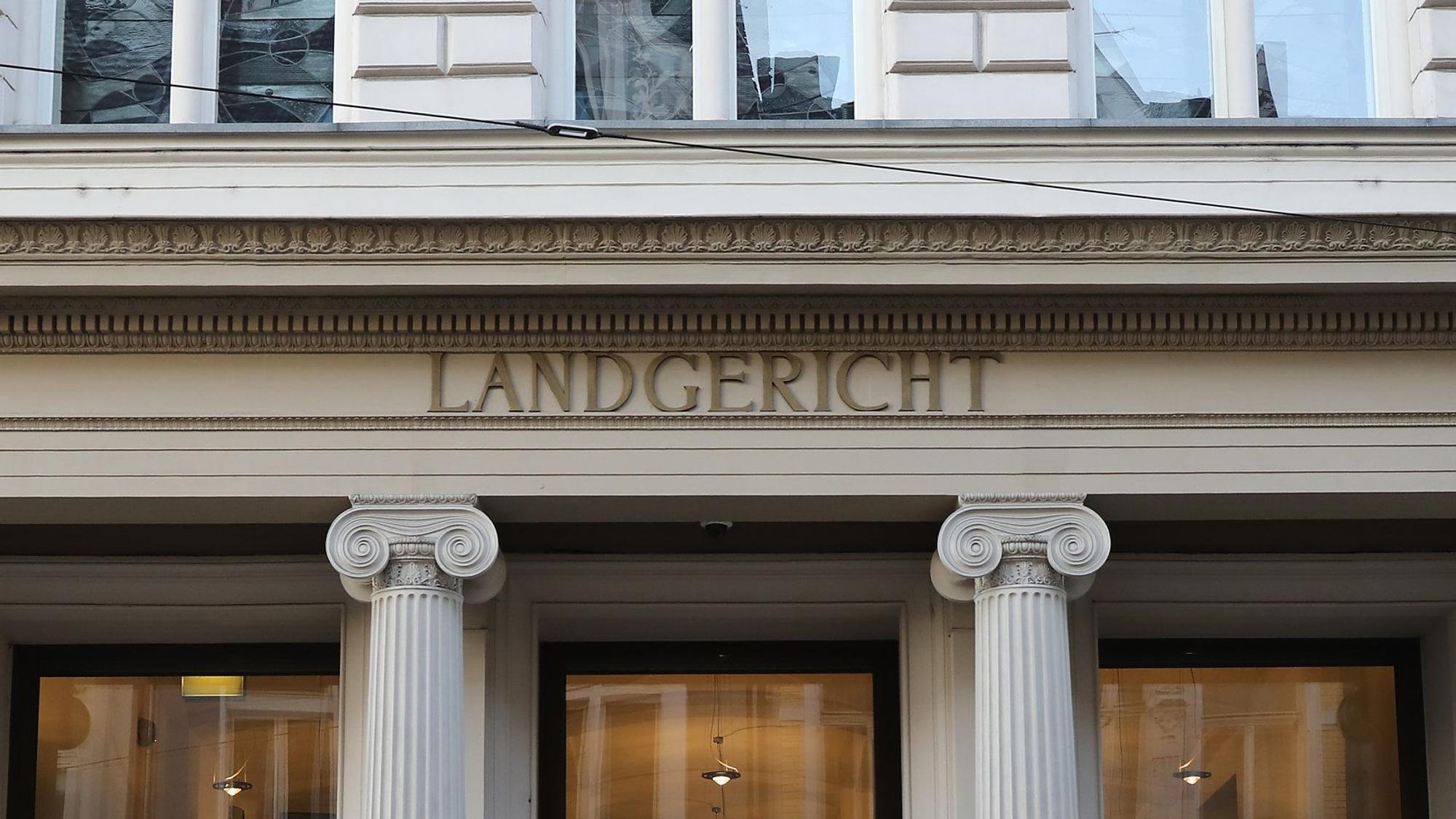 Ab Freitag kommender Woche muss sich ein 56 Jahre alter Mann vor dem Landgericht in Bonn verantworten. Dem Lehrer wird der sexuelle Missbrauch von drei Schülern vorgeworfen. Das Foto zeigt den Eingang des Gerichtsgebäudes.