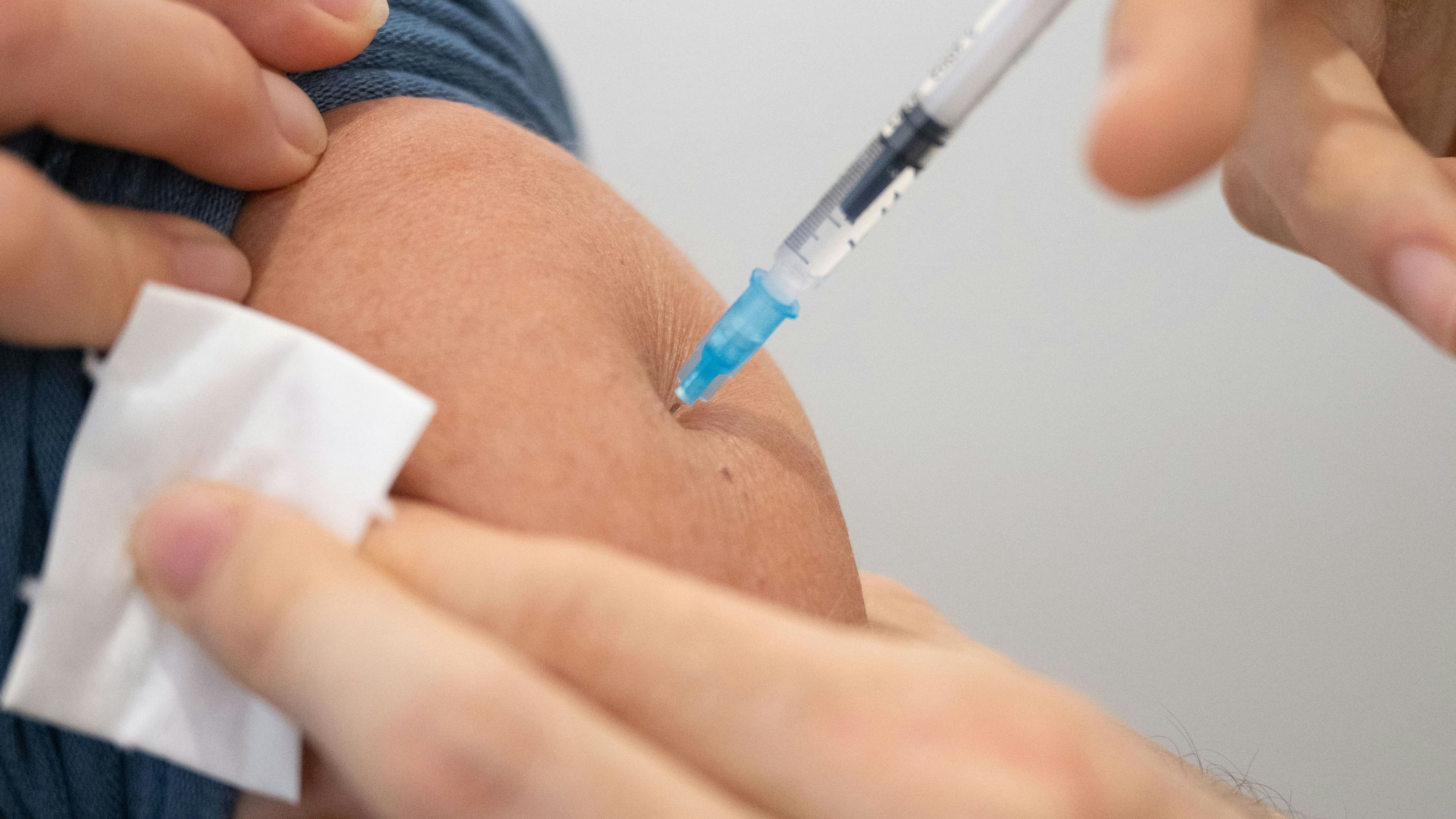 Ein Mann wird in einem Impfzentrum in der Innenstadt mit dem an die Corona-Variante Omikron BA.4-5 angepassten Comirnaty-Wirkstoff von Biontech geimpft. In Baden-Württemberg haben sich zuletzt wieder mehr Menschen eine Corona-Auffrischungsimpfung geben lassen. +++ dpa-Bildfunk +++