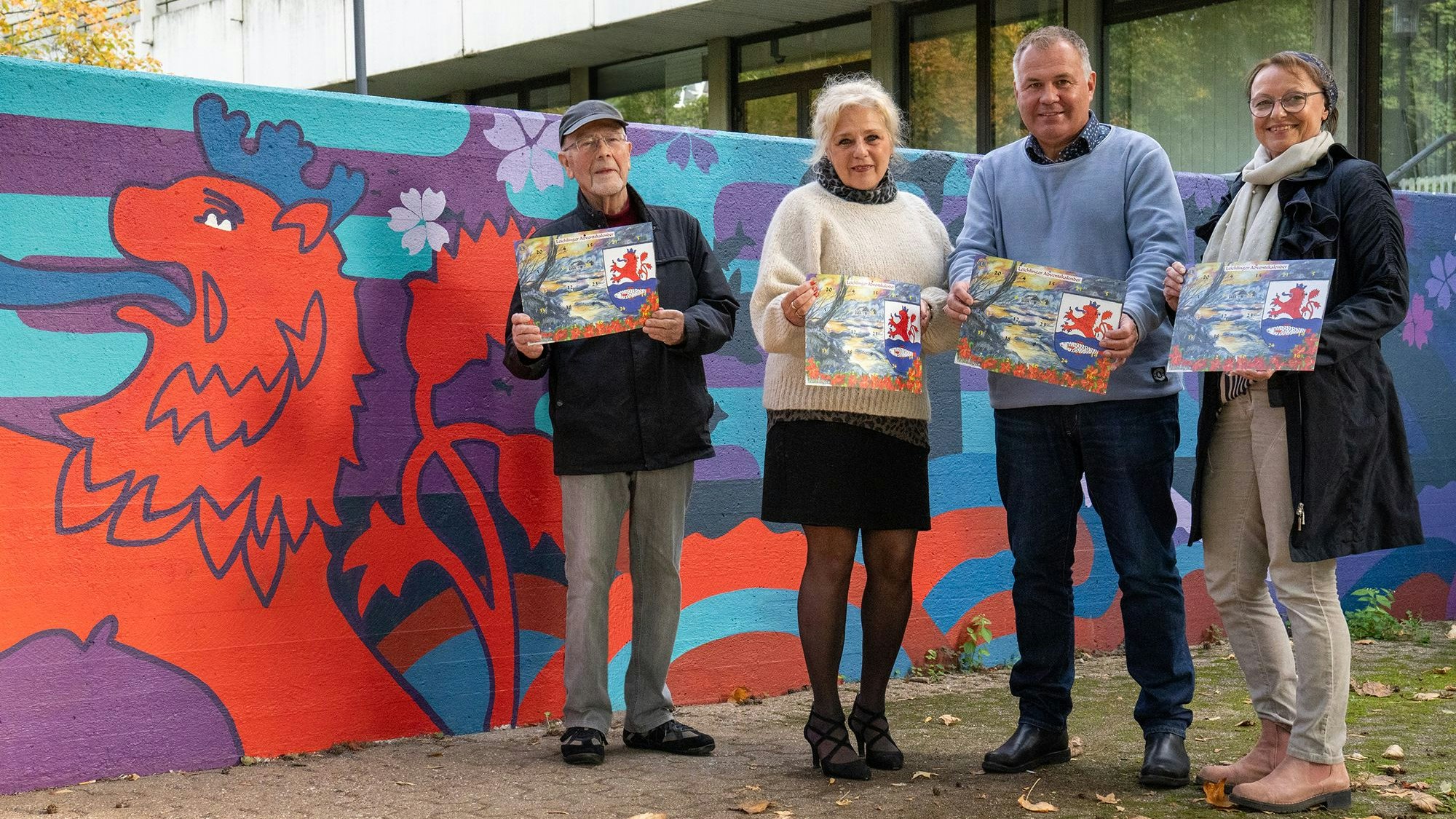 Die Lions starten wieder die Adventskalenderaktion in Leichlingen: Wolfgang Eder (v.l., Lions), Uta Herold-Grebing (Lions-Präsidentin 2023/2024). Bürgermeister Frank Steffes und Sabine Jansen (Lions).