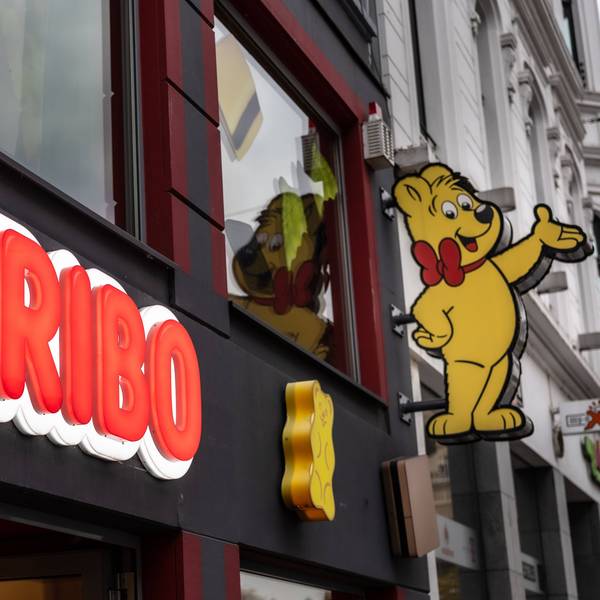 Das Logo vom Bonner Süsswarenhersteller Haribo prangt an einem Geschäft in der Innenstadt von Bonn.
