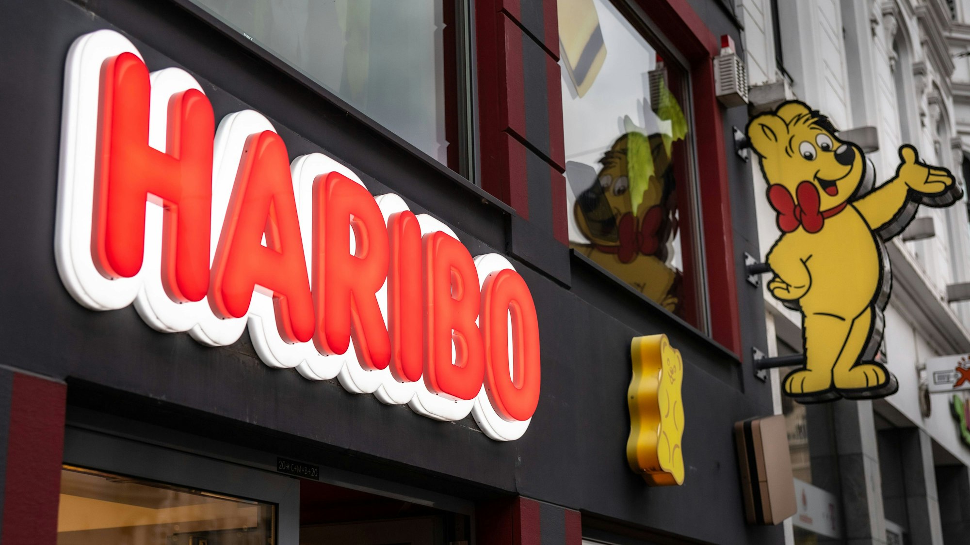 Das Logo vom Bonner Süsswarenhersteller Haribo prangt an einem Geschäft in der Innenstadt von Bonn.