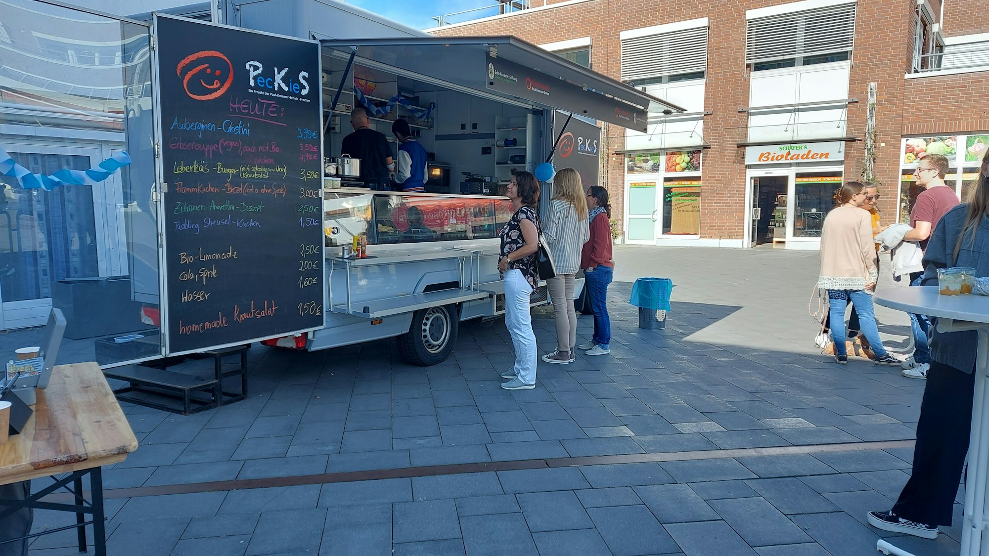 Auf dem Bild ist ein Foodtruck zu sehen, an dem Schüler Speisen und Getränke verkaufen.