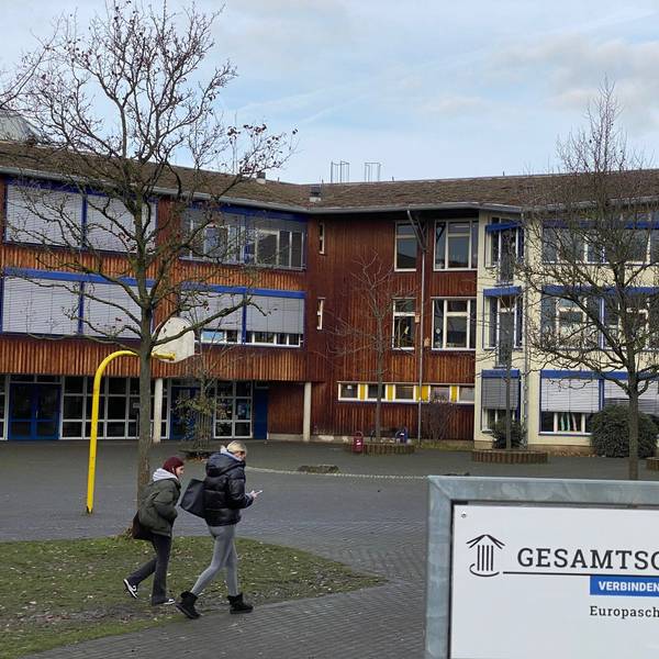 Zu sehen ist das Gebäude der bestehenden Gesamtschule in Brühl.